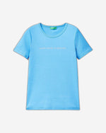 تي شيرت مصنوع من القطن بنسبة 100% مع شعار مطبوع لامع