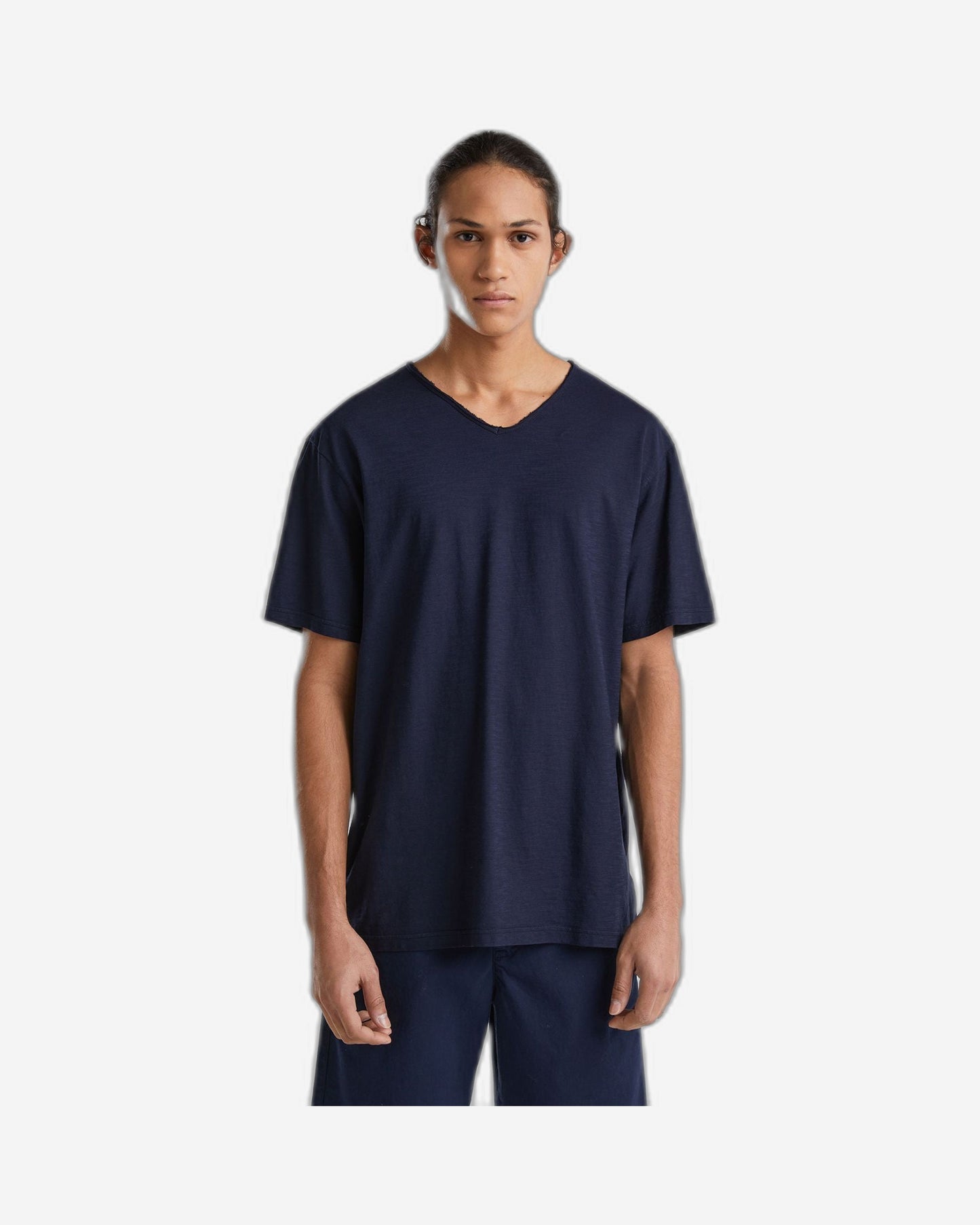 تي شيرت برقبة على شكل حرف V مصنوع من القطن بنسبة 100%