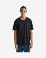 تي شيرت برقبة على شكل حرف V مصنوع من القطن بنسبة 100%