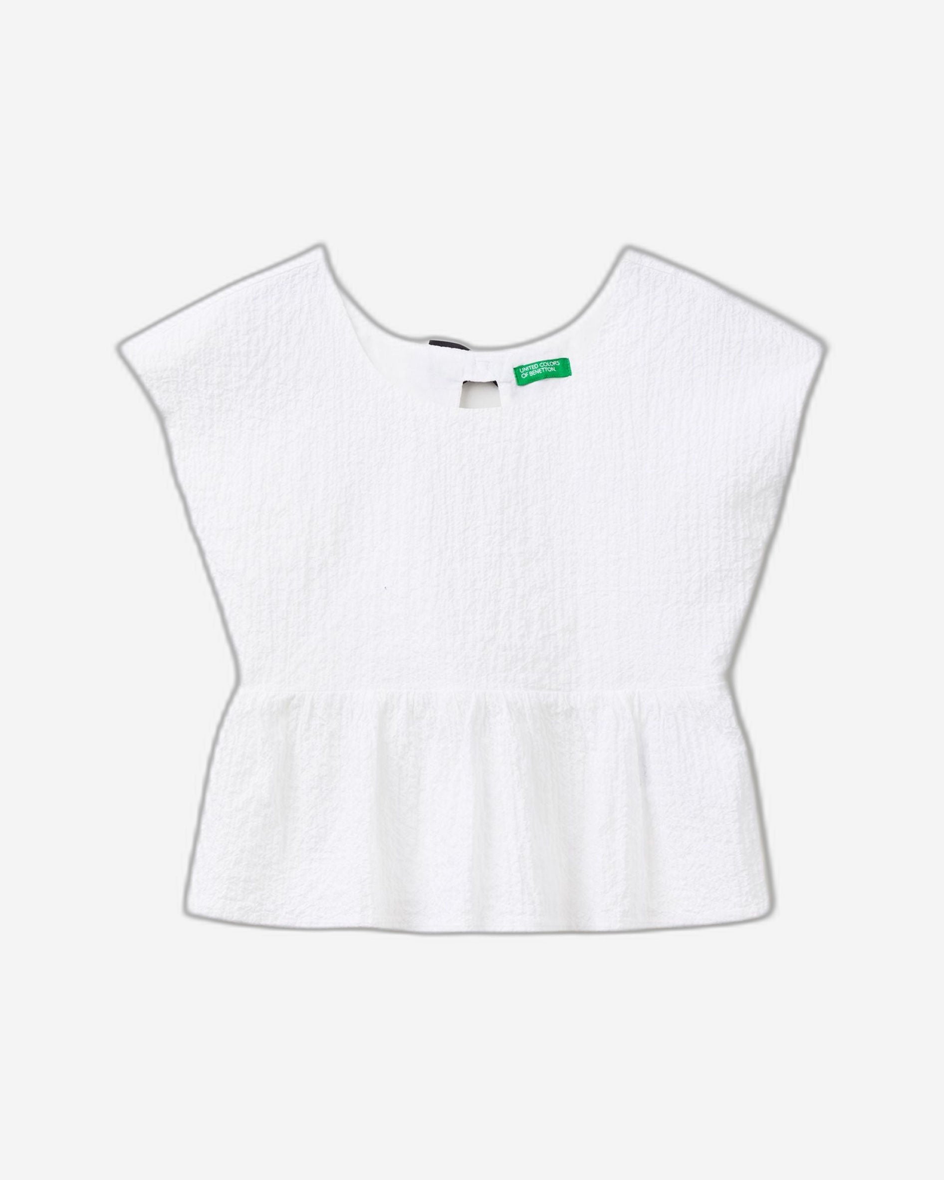 بلوزة مع فيونكة في الخلف