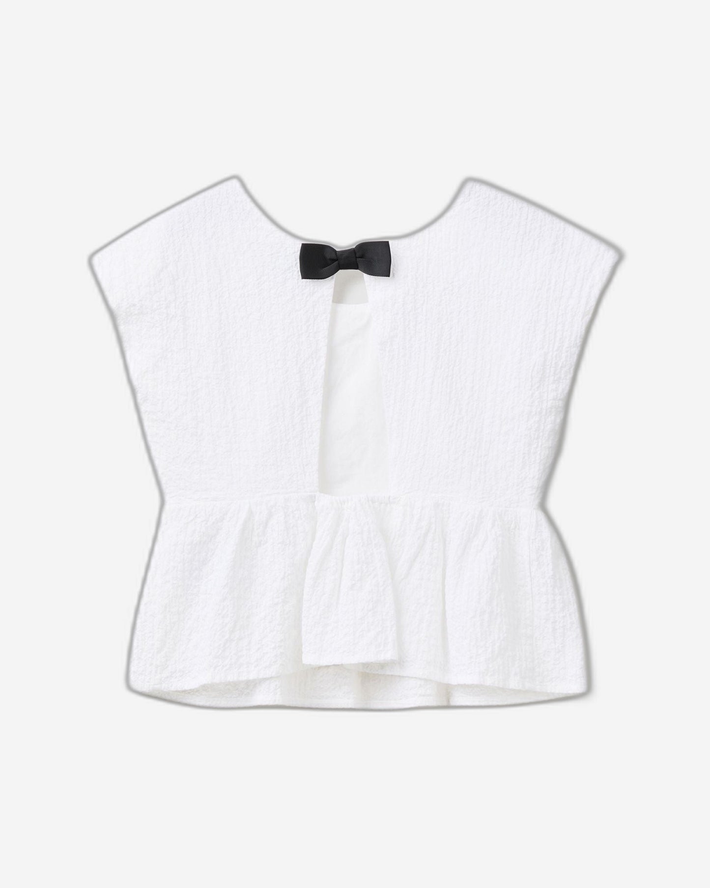 بلوزة مع فيونكة في الخلف