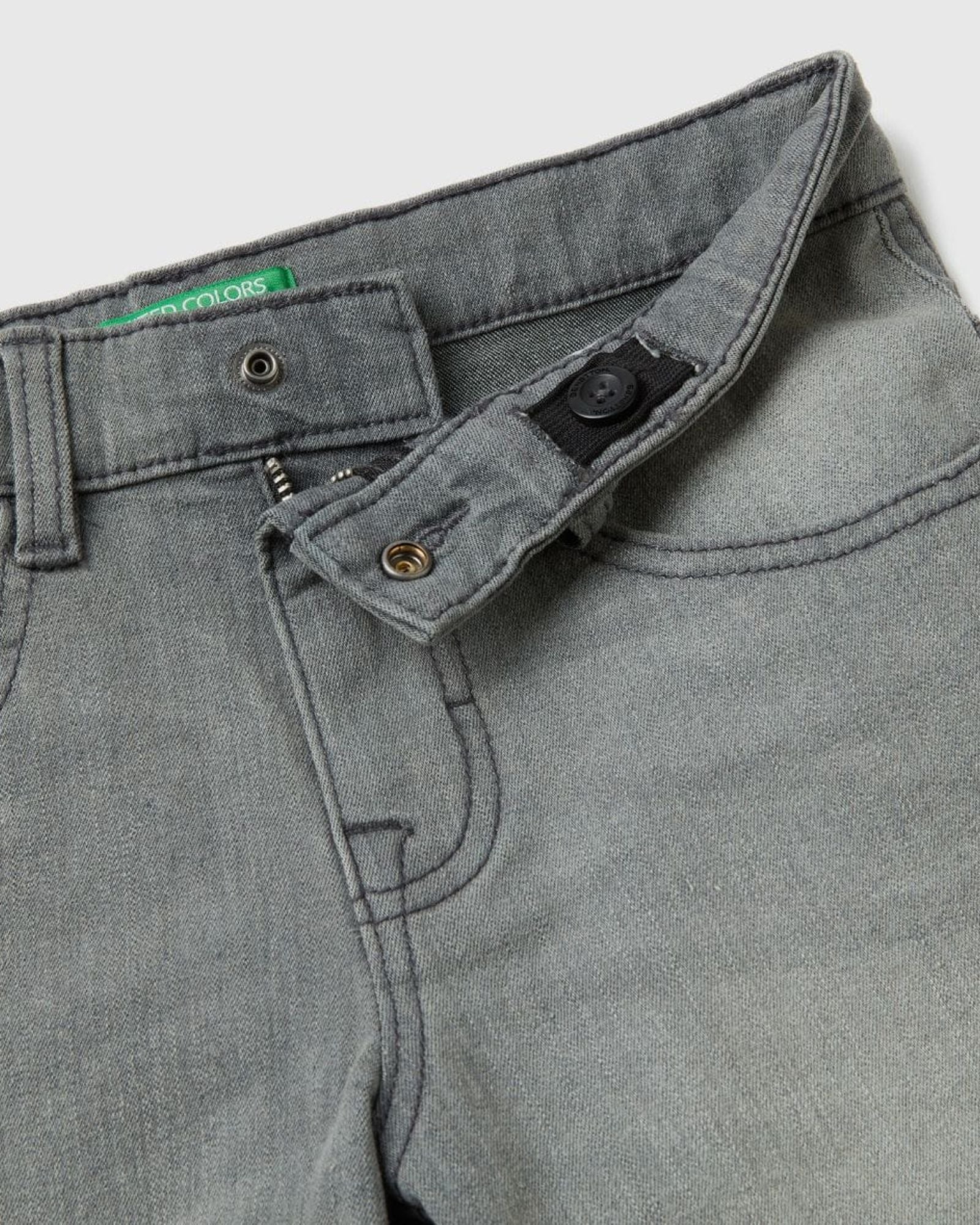 بنطال برمودا ضيق من قماش الدنيم 