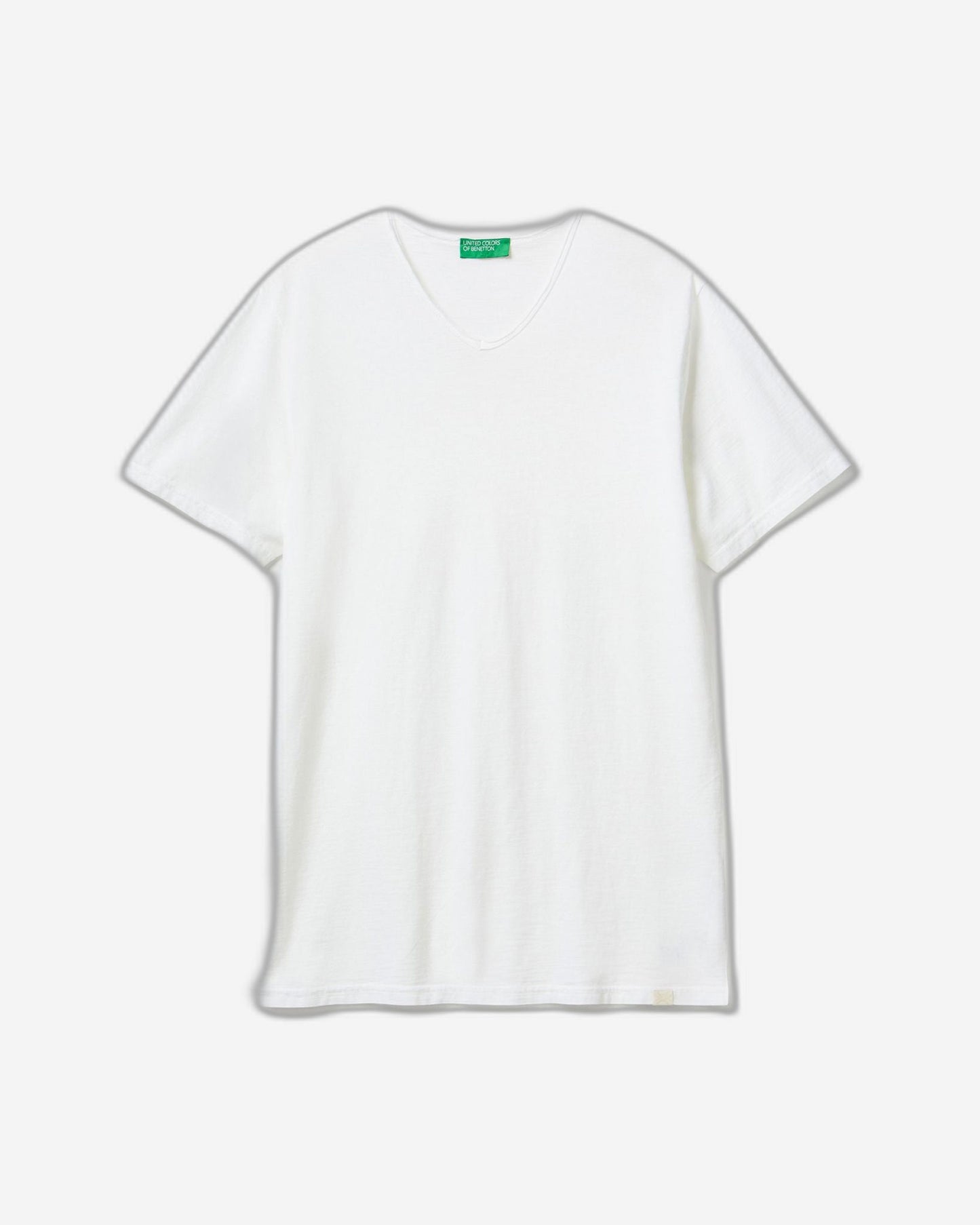 تي شيرت برقبة على شكل حرف V مصنوع من القطن بنسبة 100%