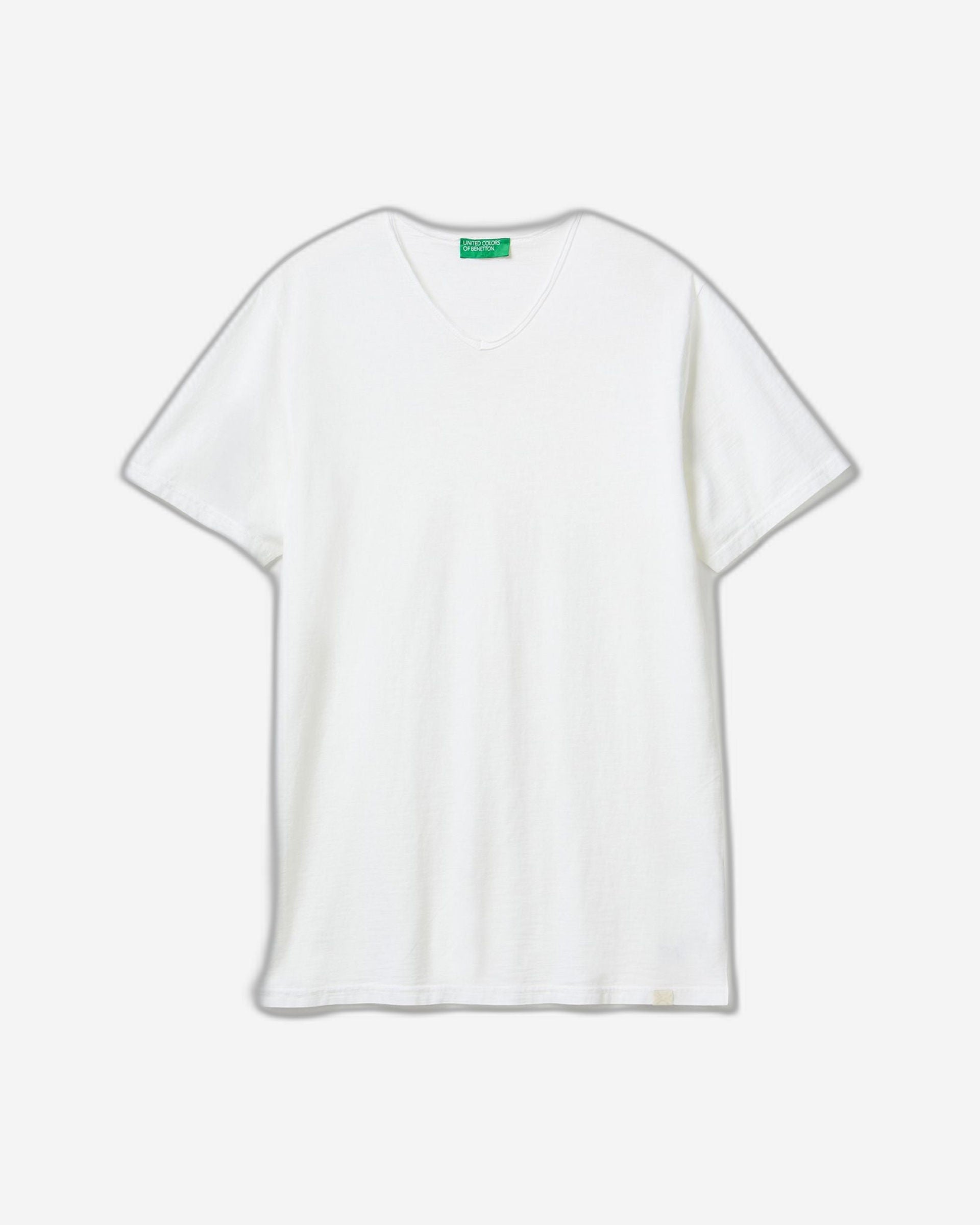تي شيرت برقبة على شكل حرف V مصنوع من القطن بنسبة 100%