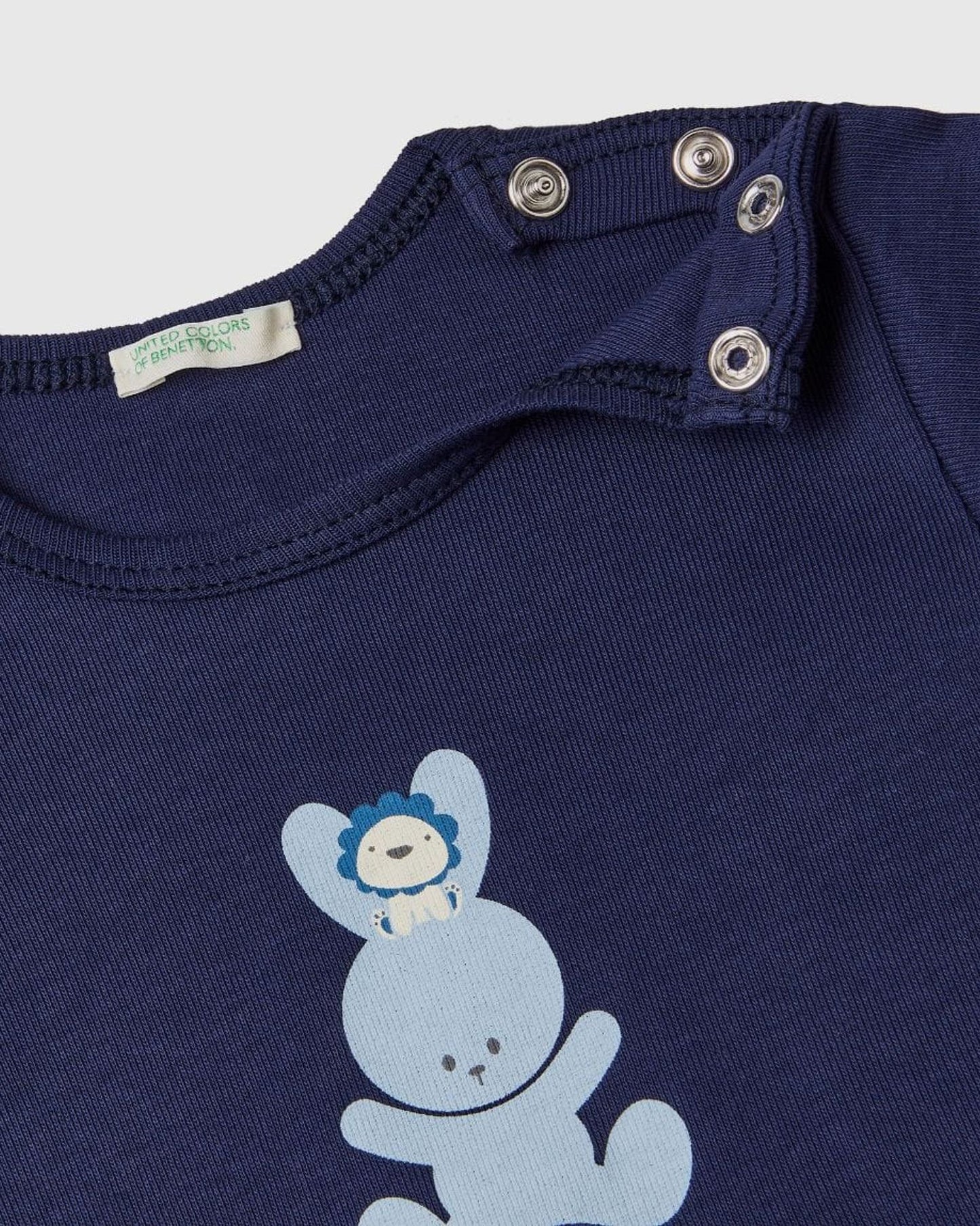 تي شيرت مصنوع من القطن العضوي بنسبة 100%