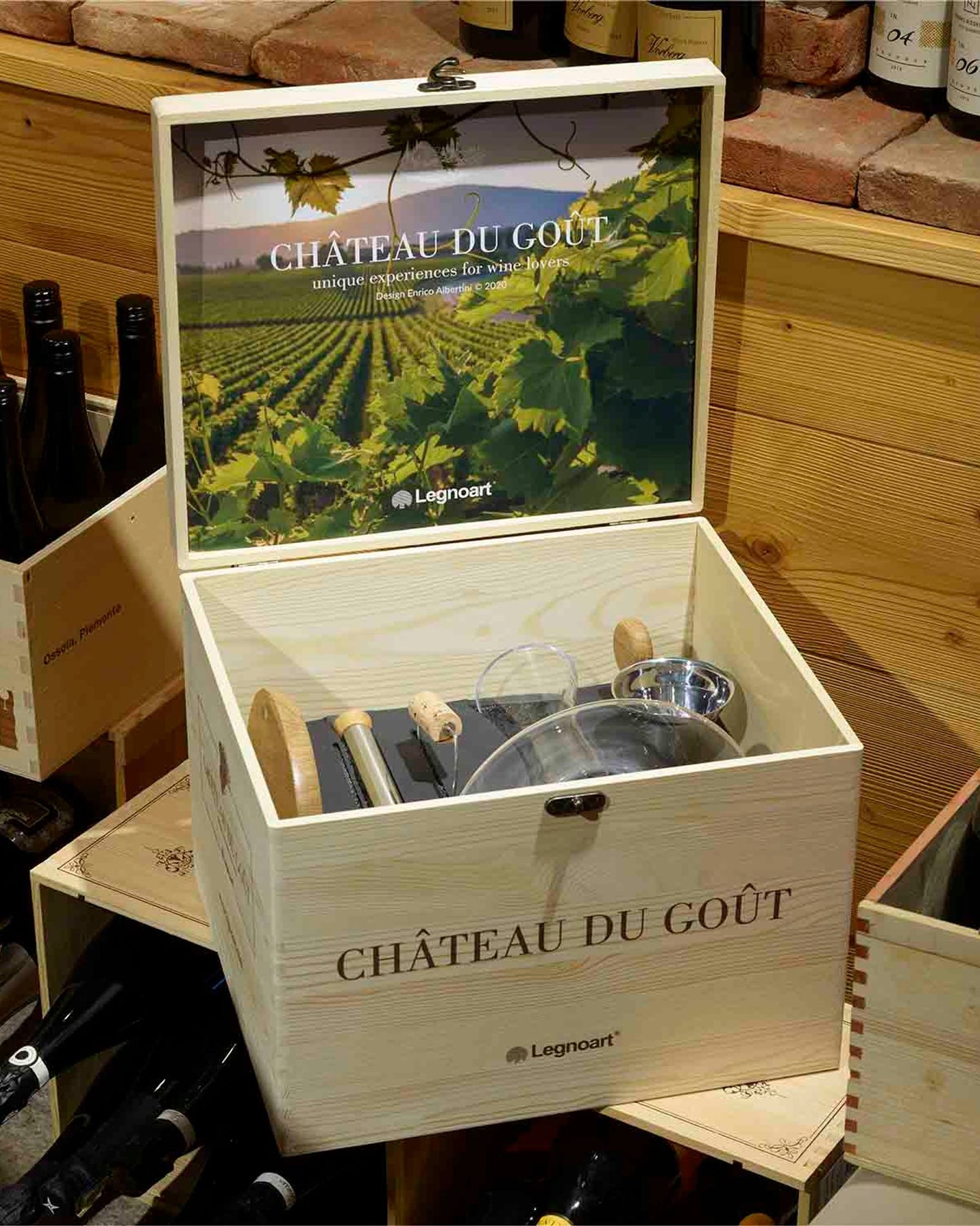 طقم ديكانتر شاتو دو جوت من ليجنوارت، مصنوع من الكريستال والبلوط، مع حامل للصباغة، وقمع، وحامل من الفلين، وصندوق خشبي