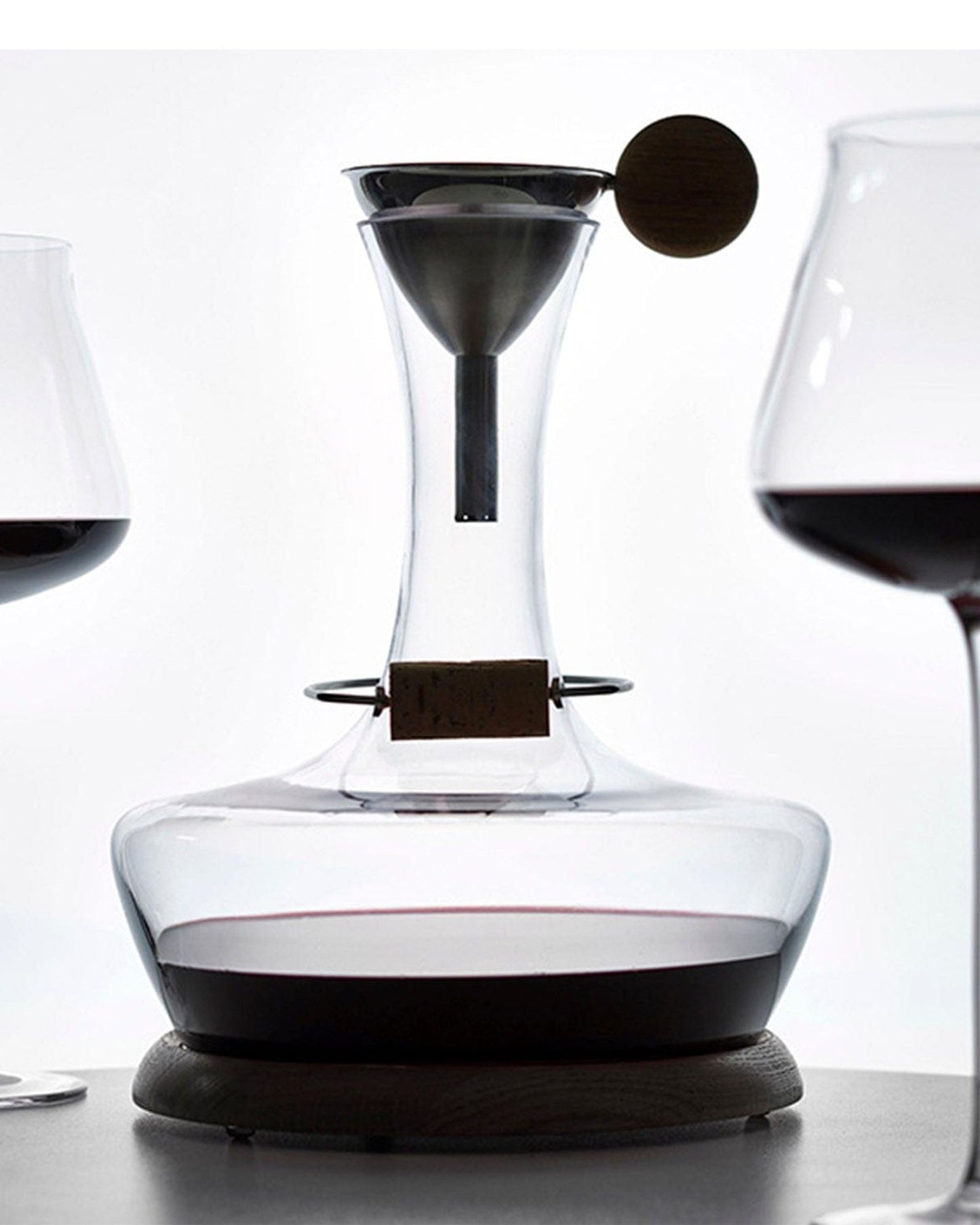 طقم ديكانتر شاتو دو جوت من ليجنوارت، مصنوع من الكريستال والبلوط، مع حامل للصباغة، وقمع، وحامل من الفلين، وصندوق خشبي