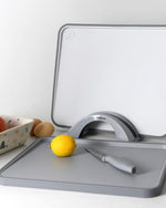 ألواح تقطيع فيسمان مكونة من قطعتين مقاس 34×28 سم مع حامل بلاستيك رمادي + TPR