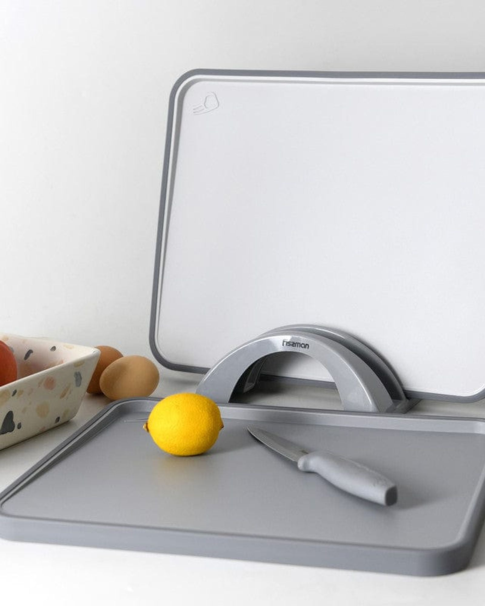 ألواح تقطيع فيسمان مكونة من قطعتين مقاس 34×28 سم مع حامل بلاستيك رمادي + TPR