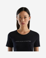 تي شيرت مصنوع من القطن بنسبة 100% مع شعار مطبوع لامع