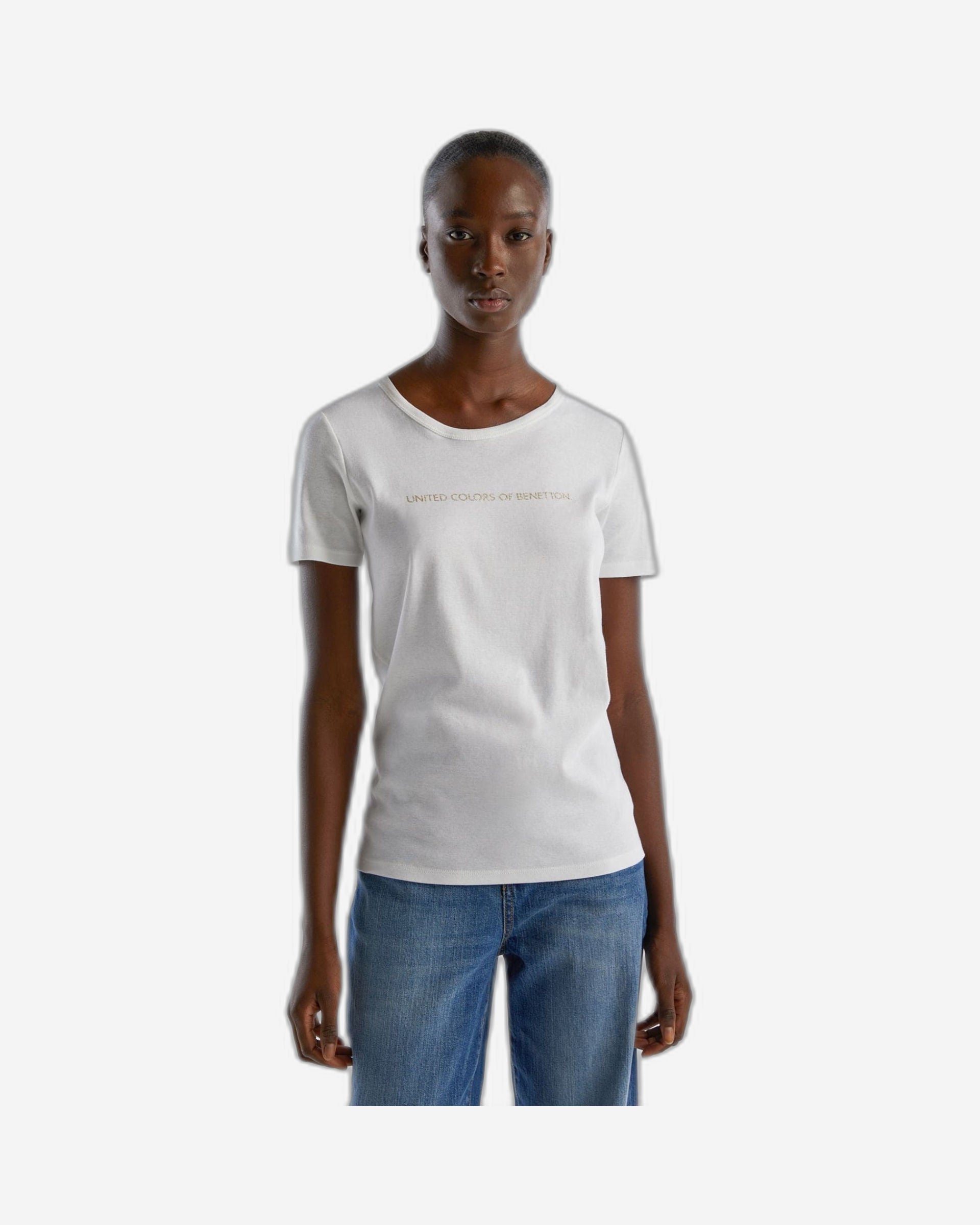 تي شيرت مصنوع من القطن بنسبة 100% مع شعار مطبوع لامع