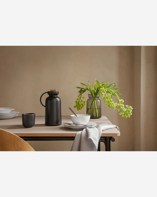 إبريق إيفا سولو 502870 سيلويت بتفريغ الهواء، سعة 1.0 لتر، أسود