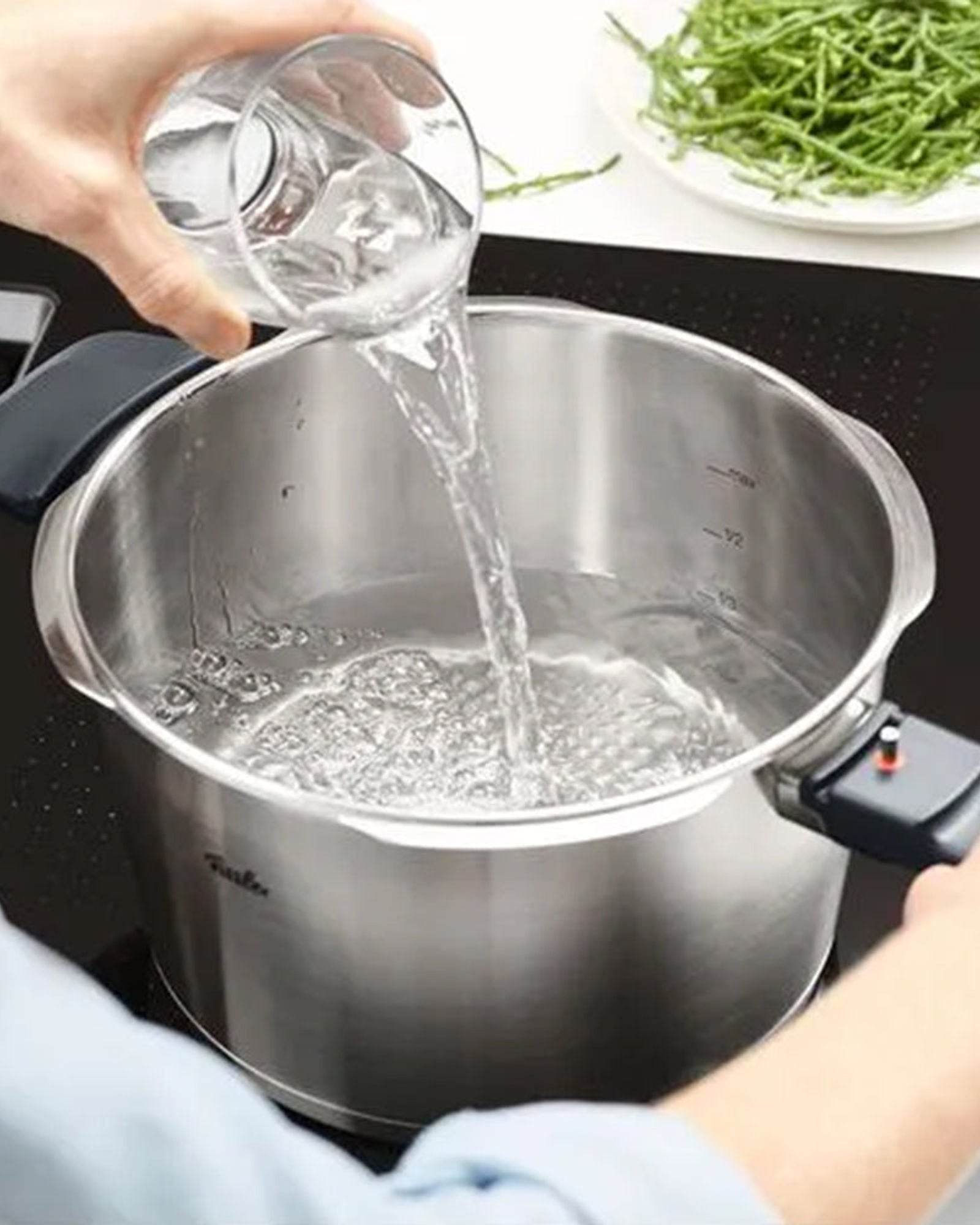 قدر ضغط فيسلر فيتافيت بريميوم S4، 22 سم، 4.5 لتر، مع بطانة مثقبة