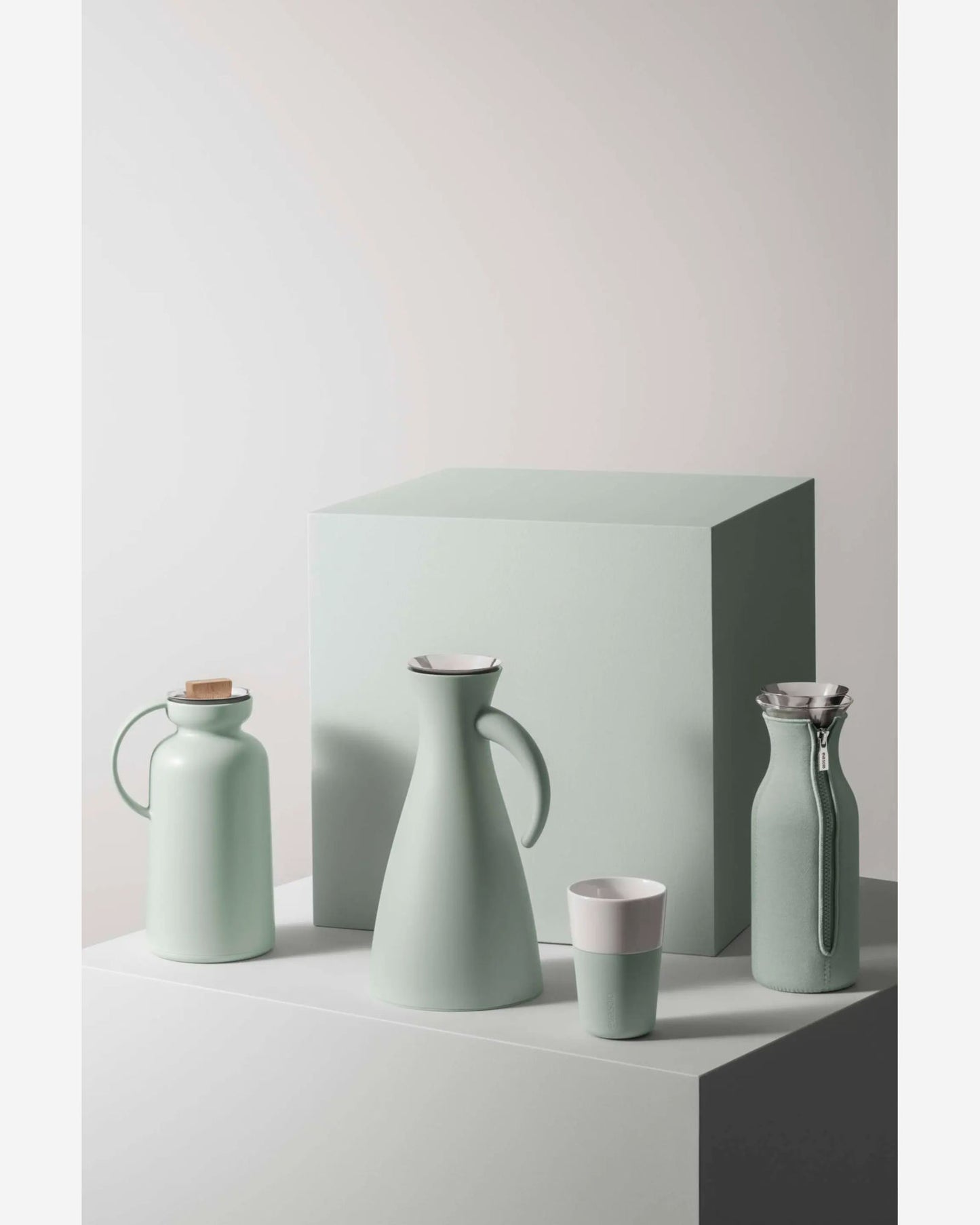 إبريق ثلاجة إيفا سولو 568002 سعة 1 لتر، لون أخضر فاتح منسوج