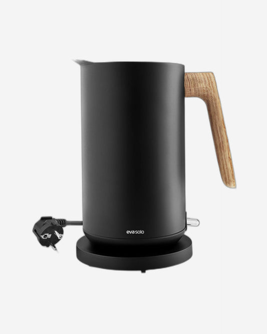 غلاية كهربائية إيفا سولو 502738 سعة 1.5 لتر، لون أسود، من إنتاج شركة نورديك كيه البريطانية.