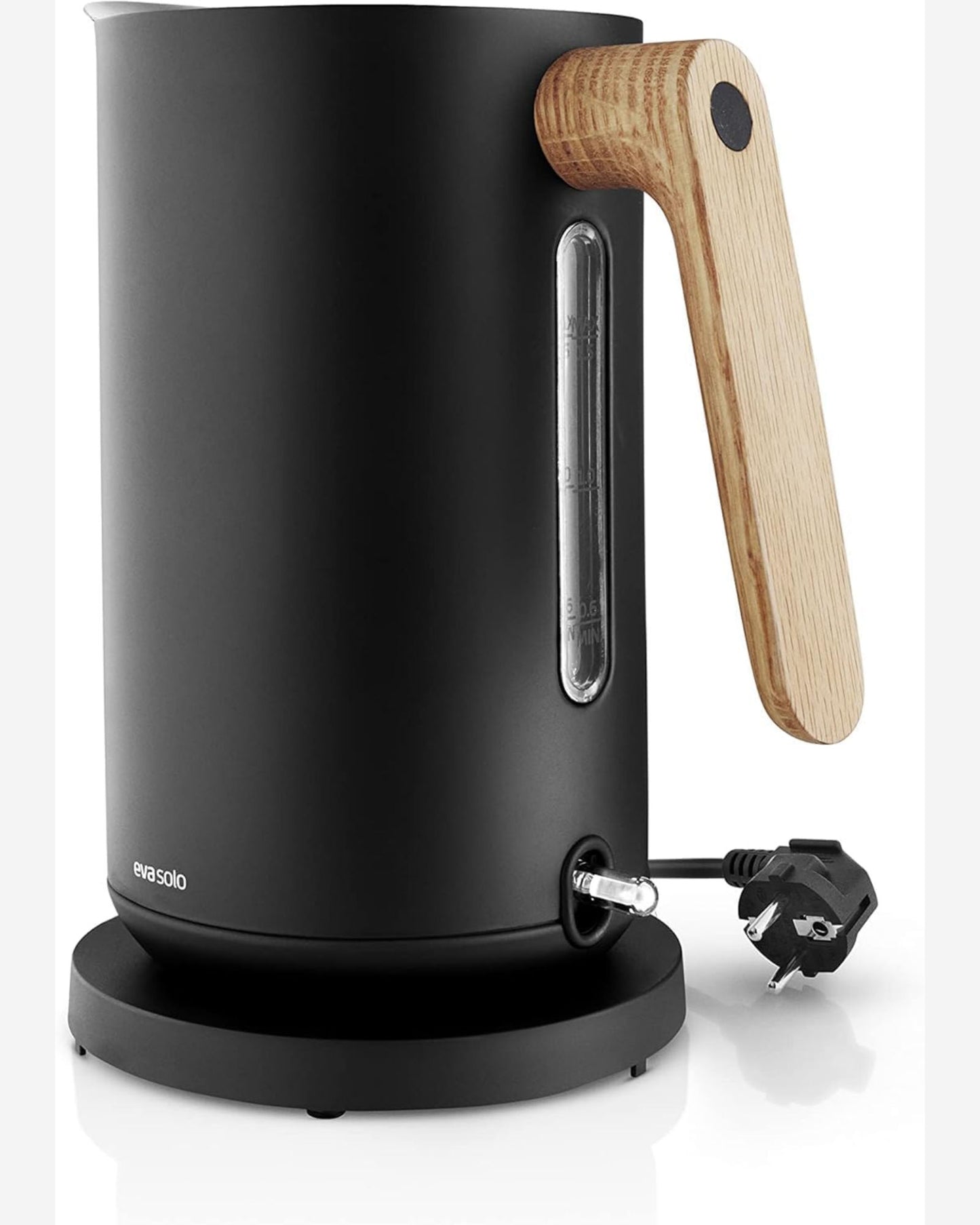 غلاية كهربائية إيفا سولو 502738 سعة 1.5 لتر، لون أسود، من إنتاج شركة نورديك كيه البريطانية.