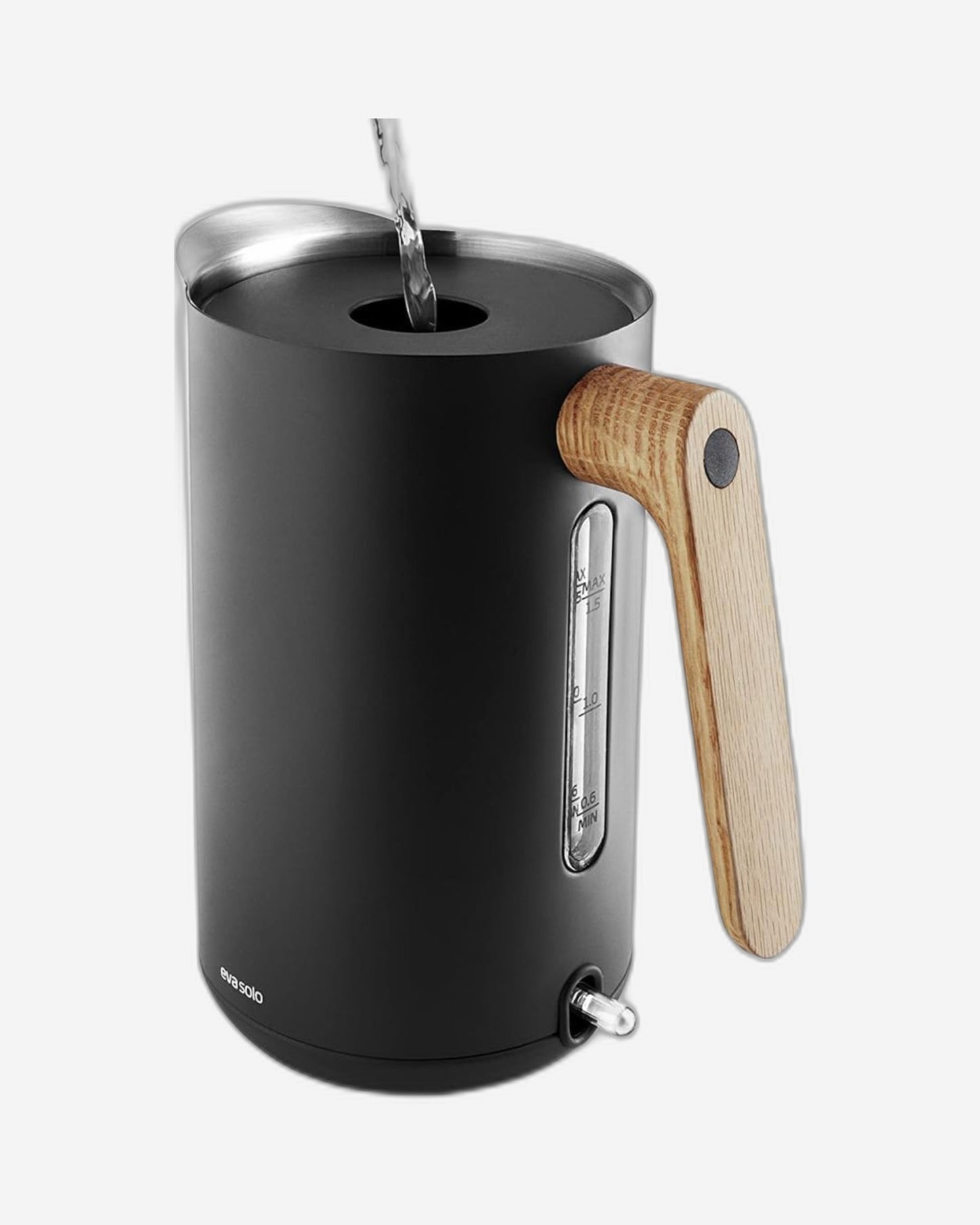 غلاية كهربائية إيفا سولو 502738 سعة 1.5 لتر، لون أسود، من إنتاج شركة نورديك كيه البريطانية.