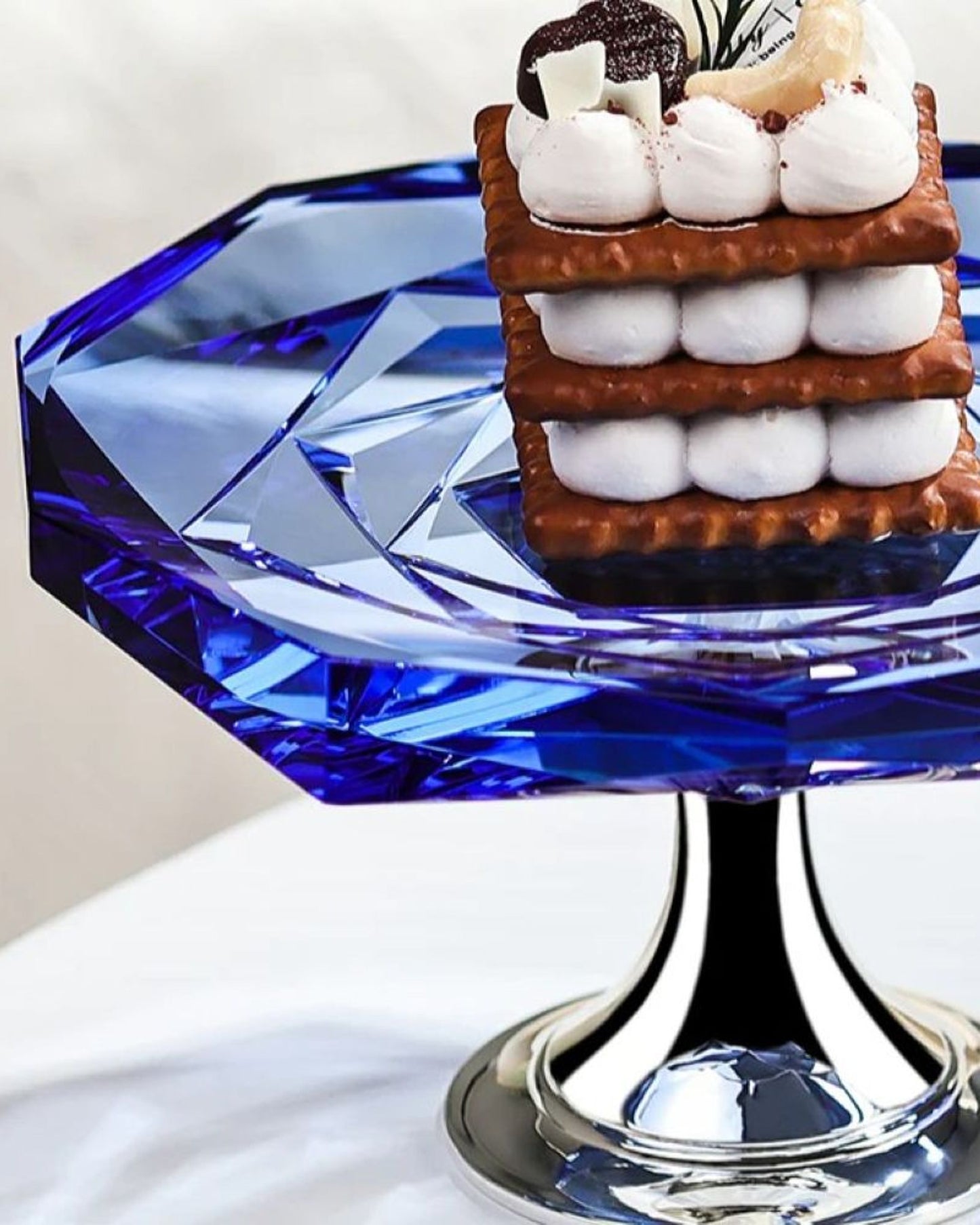 طبق دائري من وينكو كومبوت مع قاعدة 20 سم مصنوع يدويًا من الألماس وخالي من الرصاص من حجر الياقوت الأزرق من K9 وكريستال وردي