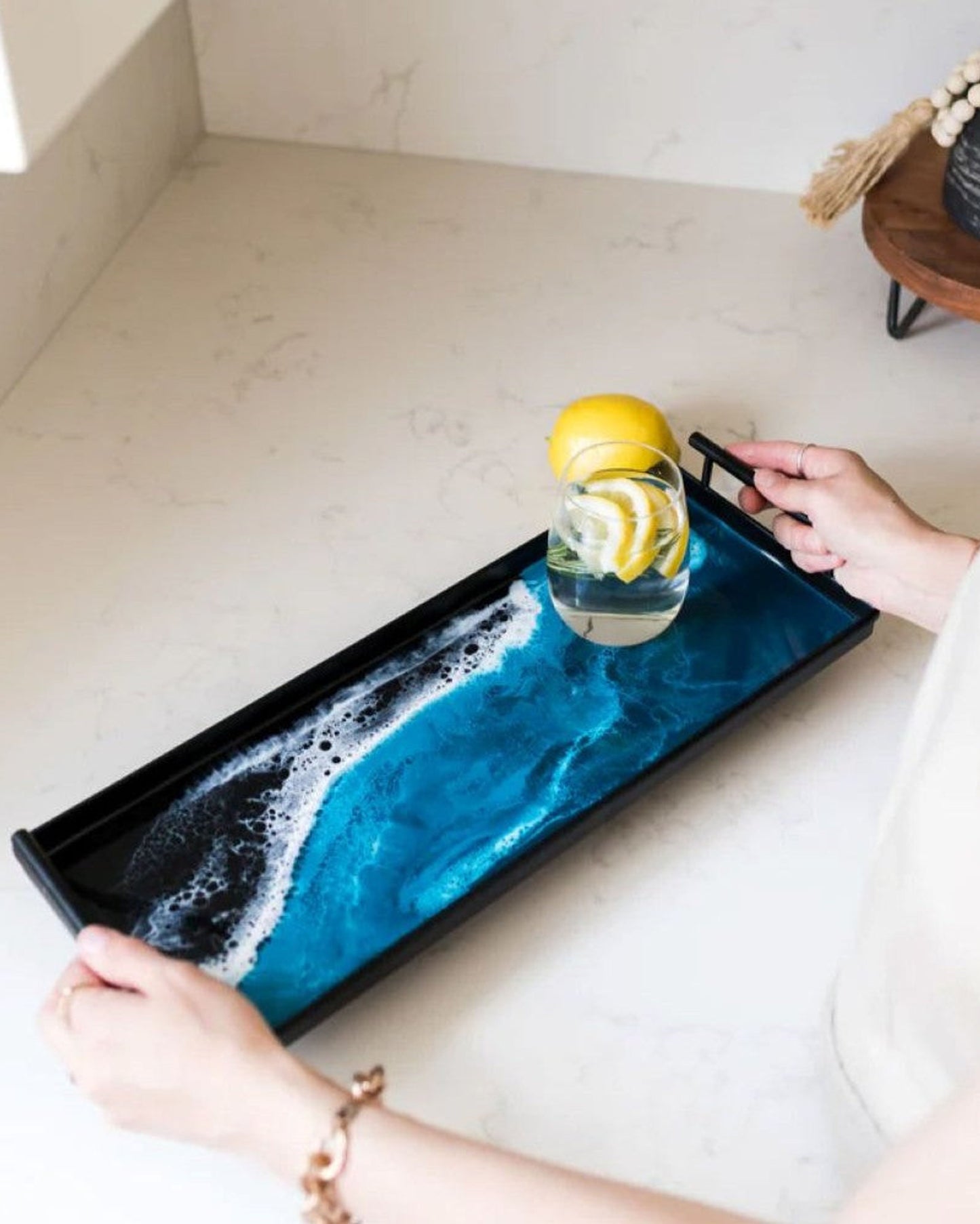 صينية مستطيلة معدنية سوداء بلمسات راتنجية من لين وليانا