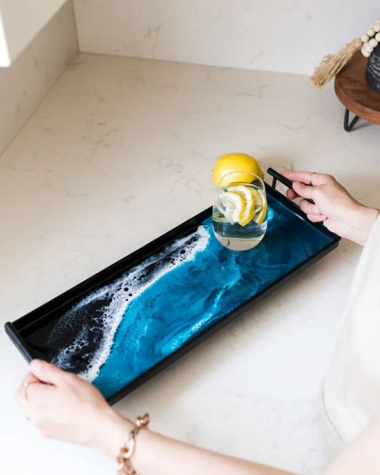 صينية مستطيلة معدنية سوداء بلمسات راتنجية من لين وليانا