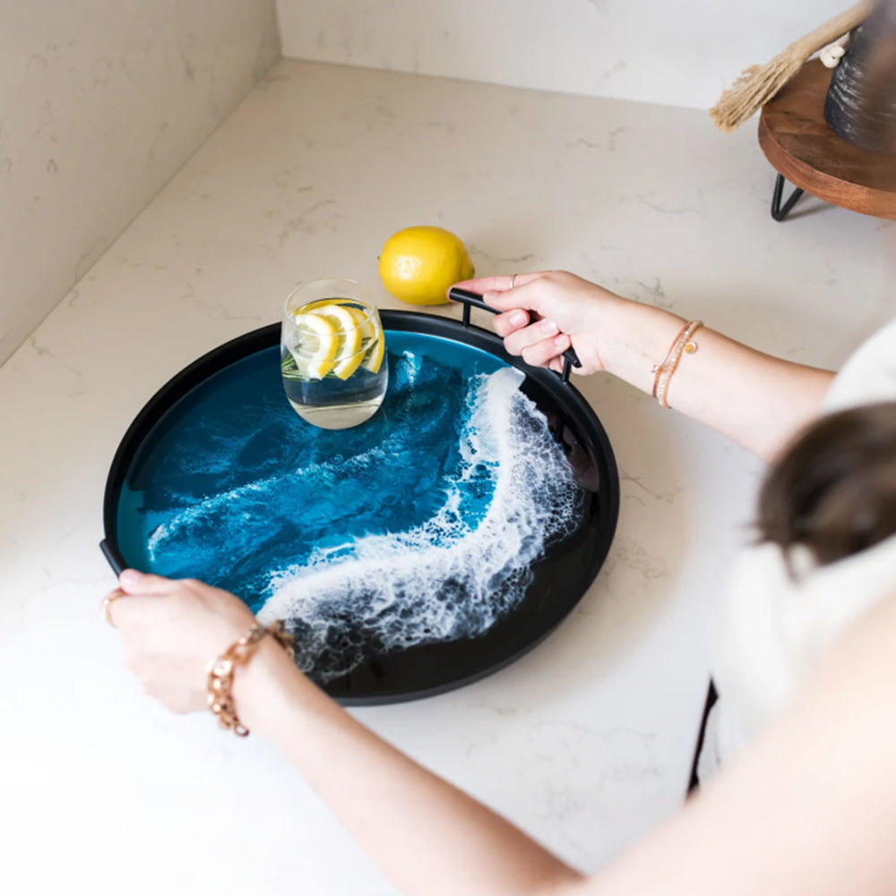 صينية دائرية معدنية سوداء مزينة بالراتنج من Lynn &amp; Liana