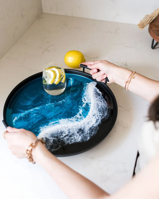 صينية دائرية معدنية سوداء مزينة بالراتنج من Lynn &amp; Liana