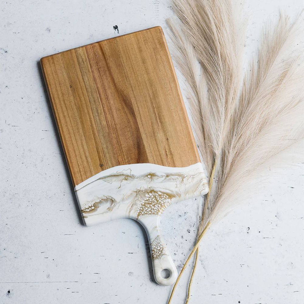 لوح خشب أكاسيا كبير الحجم من لين وليانا مع لمسات من الراتنج