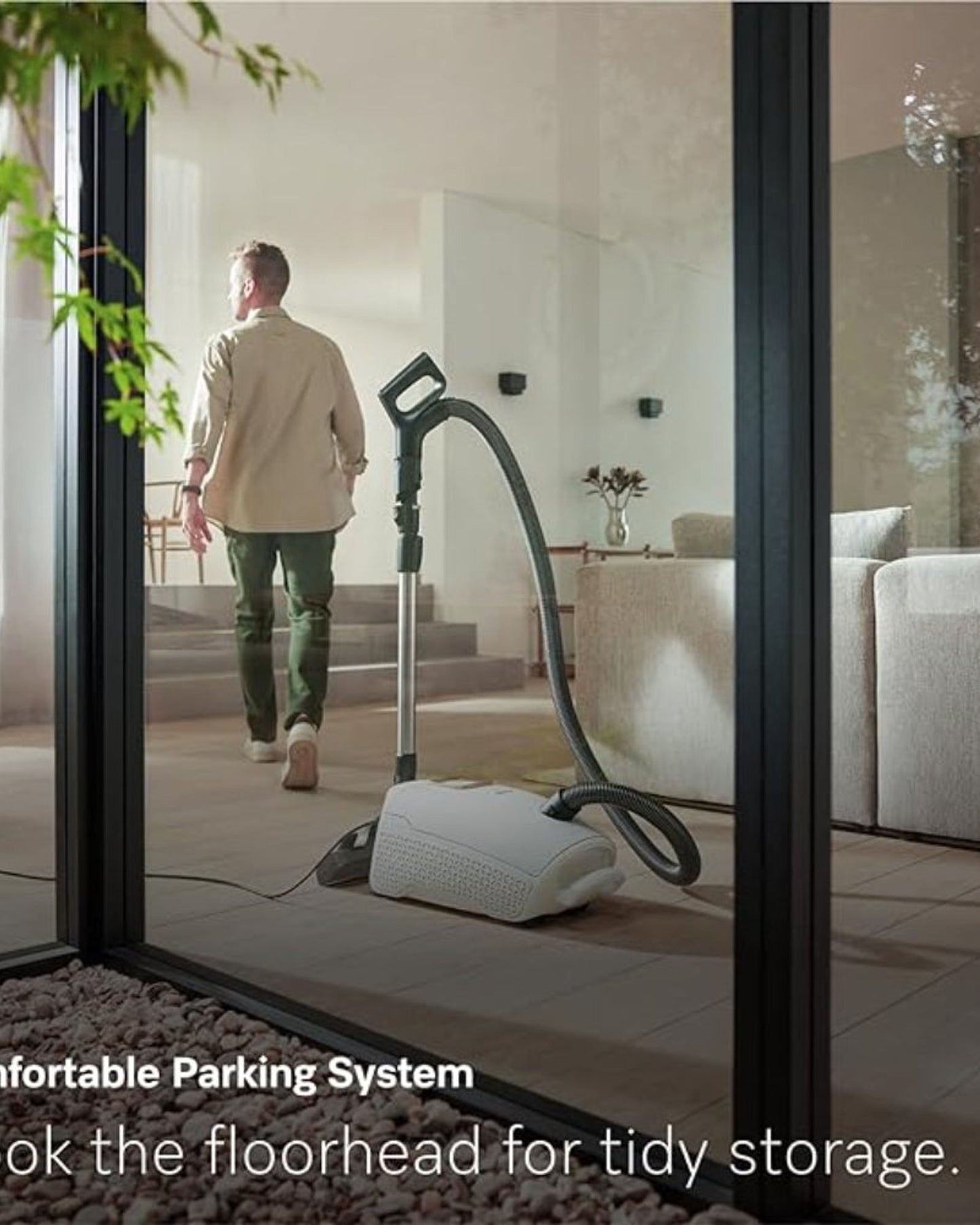 مكنسة كهربائية أسطوانية Miele Guard L1 للقطط والكلاب مزودة بفلتر AirClean النشط لتقليل الروائح، ورأسي أرضيتين TurboTeQ وAllTeQ، وشاشة LED، باللون الأسود البركاني