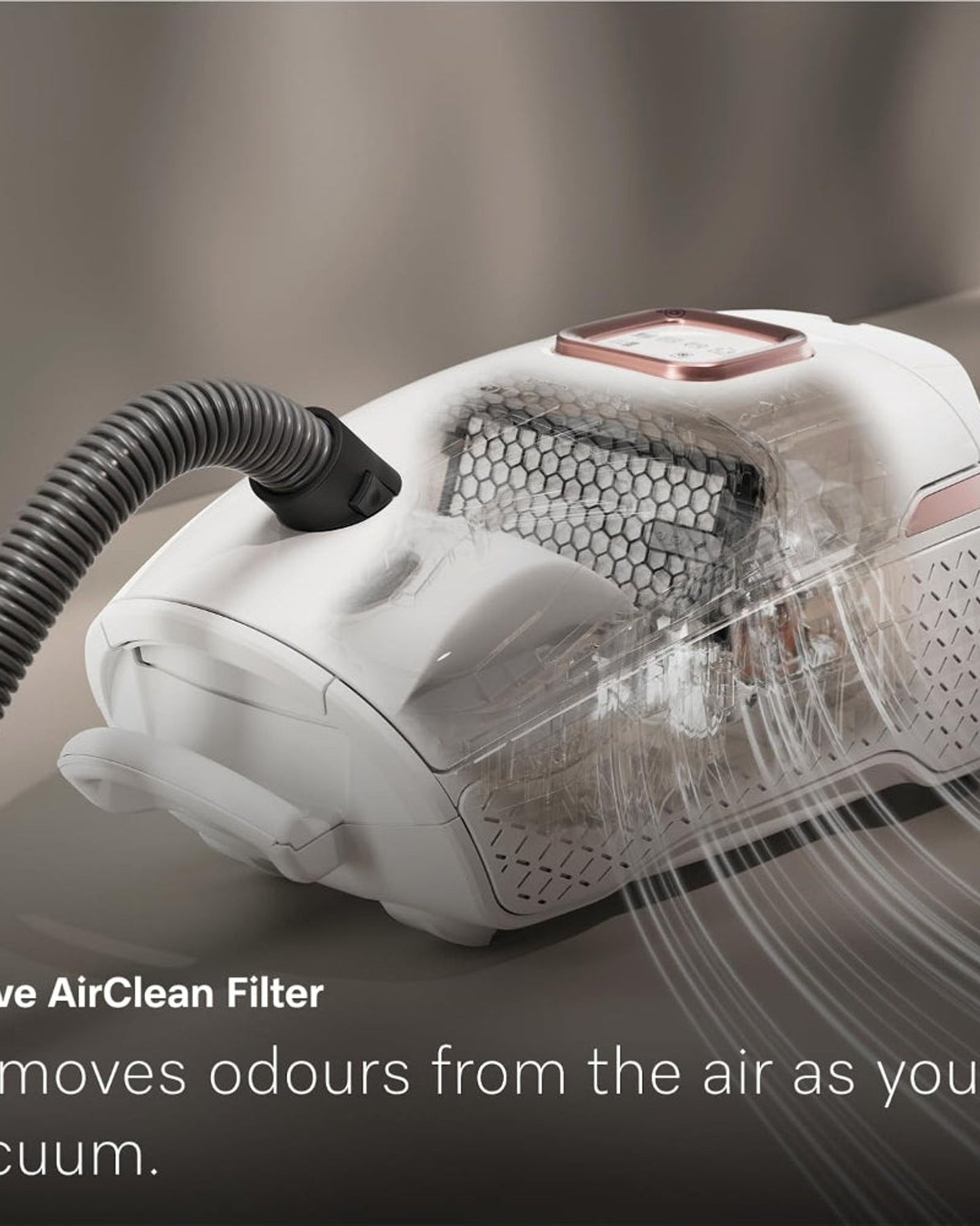 مكنسة كهربائية أسطوانية Miele Guard L1 للقطط والكلاب مزودة بفلتر AirClean النشط لتقليل الروائح، ورأسي أرضيتين TurboTeQ وAllTeQ، وشاشة LED، باللون الأسود البركاني