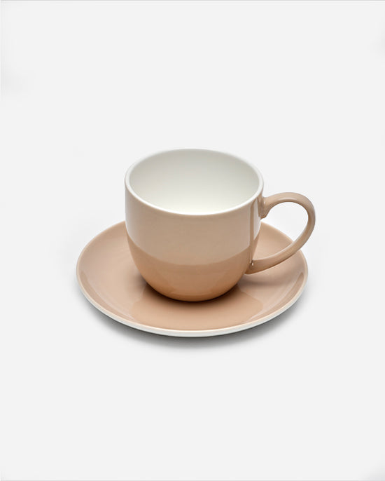 شاي موكا مع صحن من ميزون باستيل