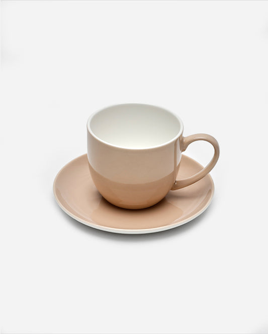 شاي موكا مع صحن من ميزون باستيل