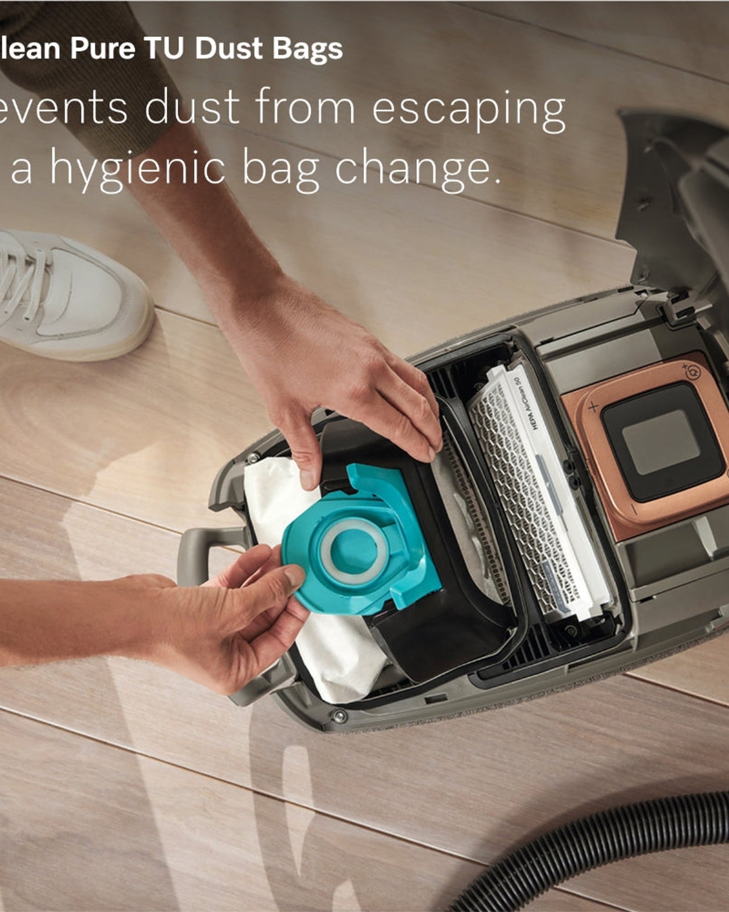 مكنسة كهربائية أسطوانية مزودة بكيس مضاد للحساسية من Miele Guard L1 مع مقبض تحكم مريح، وفلتر هواء HEPA AirClean، ورأس تنظيف أرضي عالمي من AllTeQ، ولوحة عرض LED، باللون الأبيض اللامع