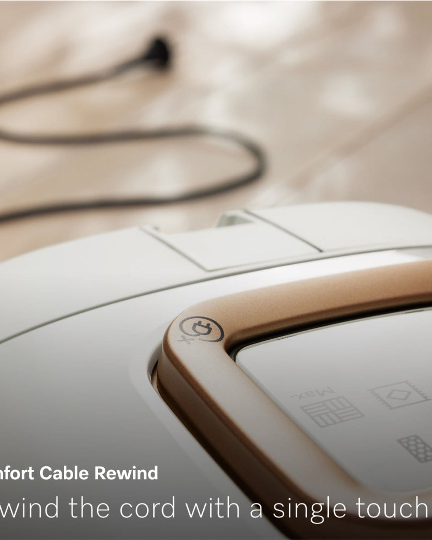 مكنسة كهربائية أسطوانية مزودة بكيس مضاد للحساسية من Miele Guard L1 مع مقبض تحكم مريح، وفلتر هواء HEPA AirClean، ورأس تنظيف أرضي عالمي من AllTeQ، ولوحة عرض LED، باللون الأبيض اللامع