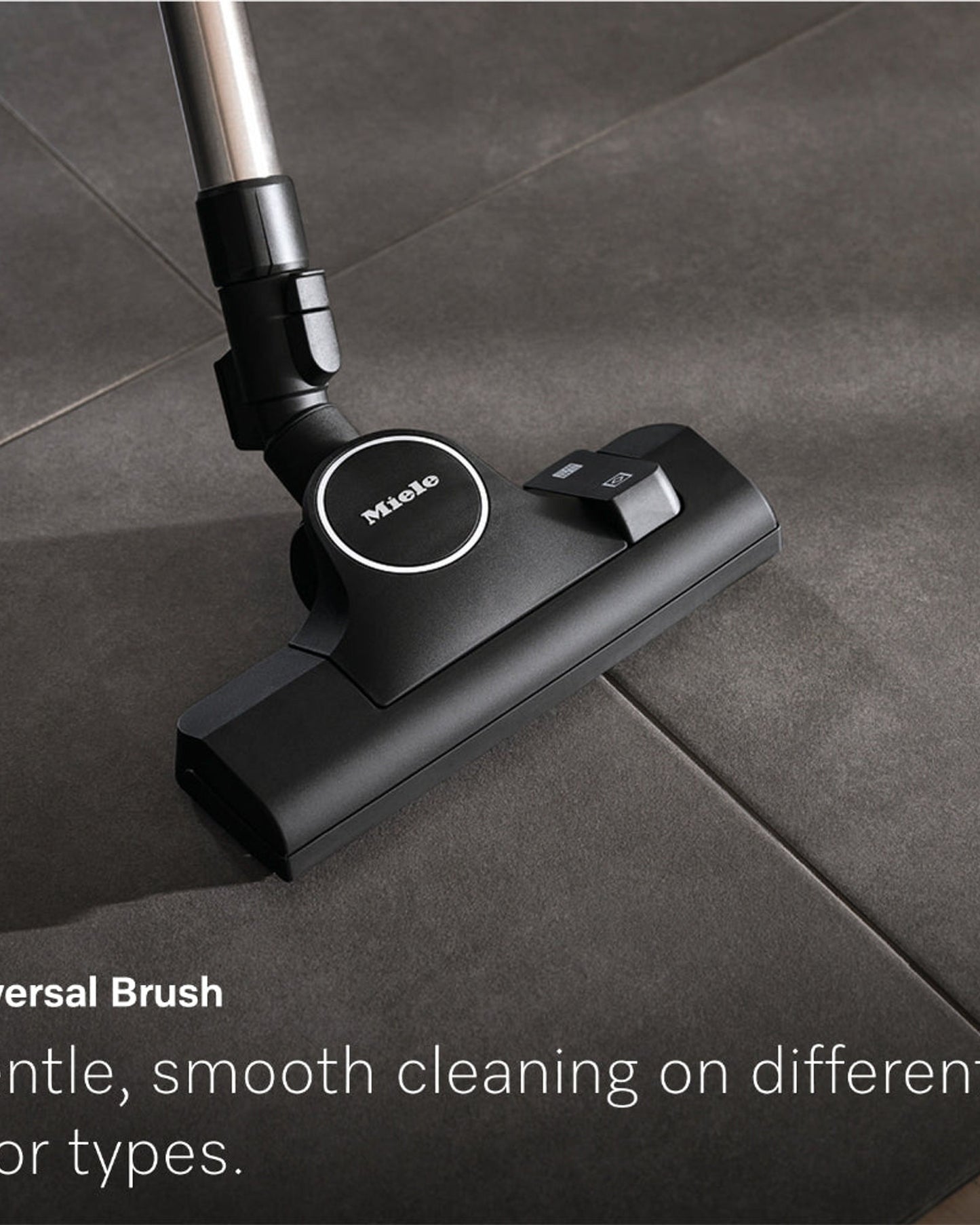 مكنسة كهربائية أسطوانية مزودة بكيس مضاد للحساسية من Miele Guard L1 مع مقبض تحكم مريح، وفلتر هواء HEPA AirClean، ورأس تنظيف أرضي عالمي من AllTeQ، ولوحة عرض LED، باللون الأبيض اللامع