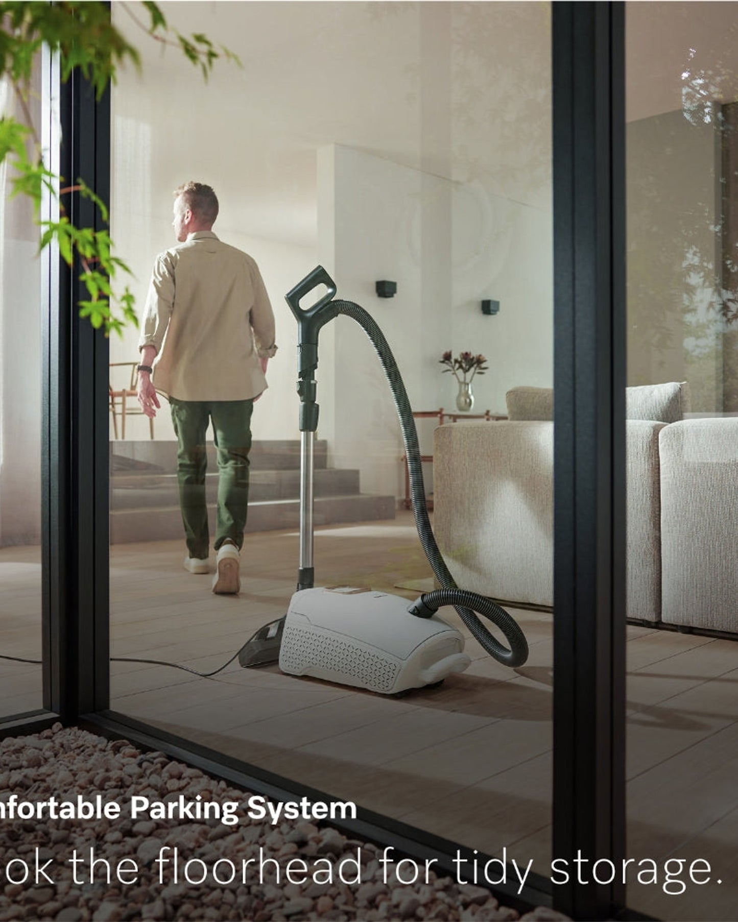 مكنسة كهربائية أسطوانية مزودة بكيس من Miele Guard L1 Comfort XL بمقبض مريح، ورؤوس أرضية AllTeQ وParquet Twister XL، وشاشة LCD، بلون لؤلؤي من التيتانيوم