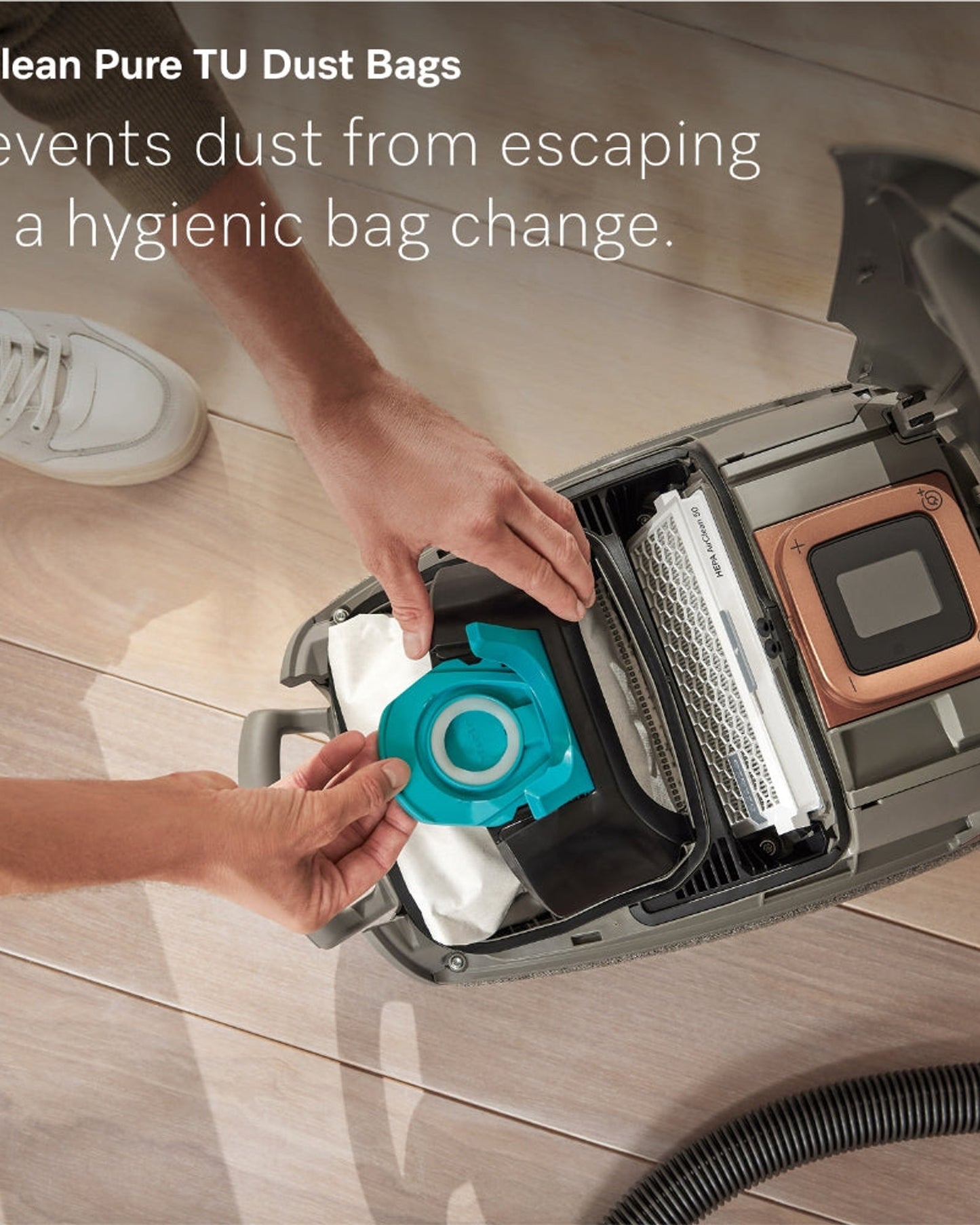 مكنسة كهربائية أسطوانية مزودة بكيس من Miele Guard L1 Comfort XL بمقبض مريح، ورؤوس أرضية AllTeQ وParquet Twister XL، وشاشة LCD، بلون لؤلؤي من التيتانيوم