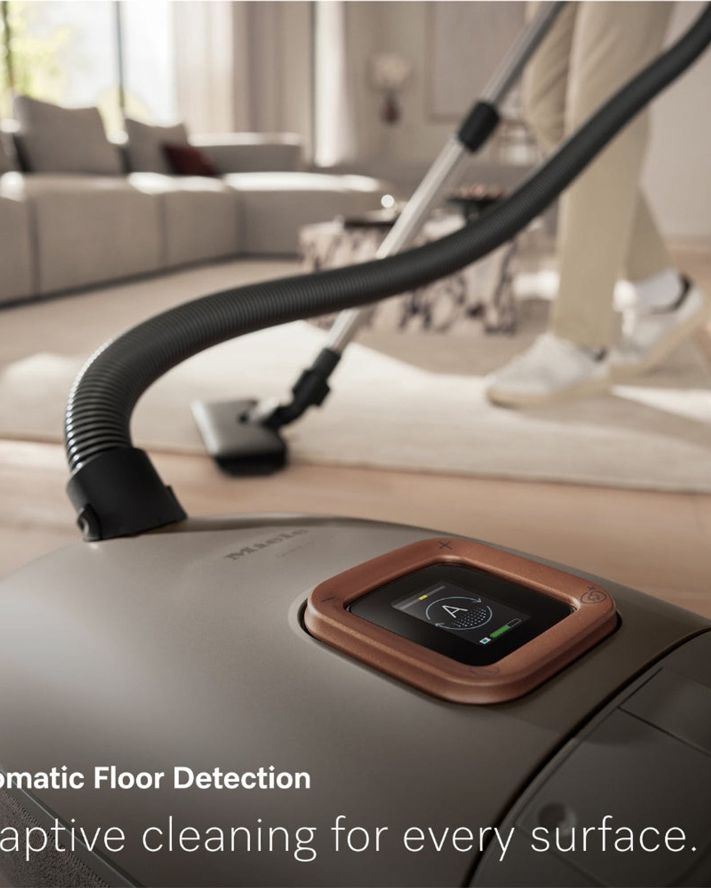 مكنسة كهربائية أسطوانية مزودة بكيس من Miele Guard L1 Comfort XL بمقبض مريح، ورؤوس أرضية AllTeQ وParquet Twister XL، وشاشة LCD، بلون لؤلؤي من التيتانيوم