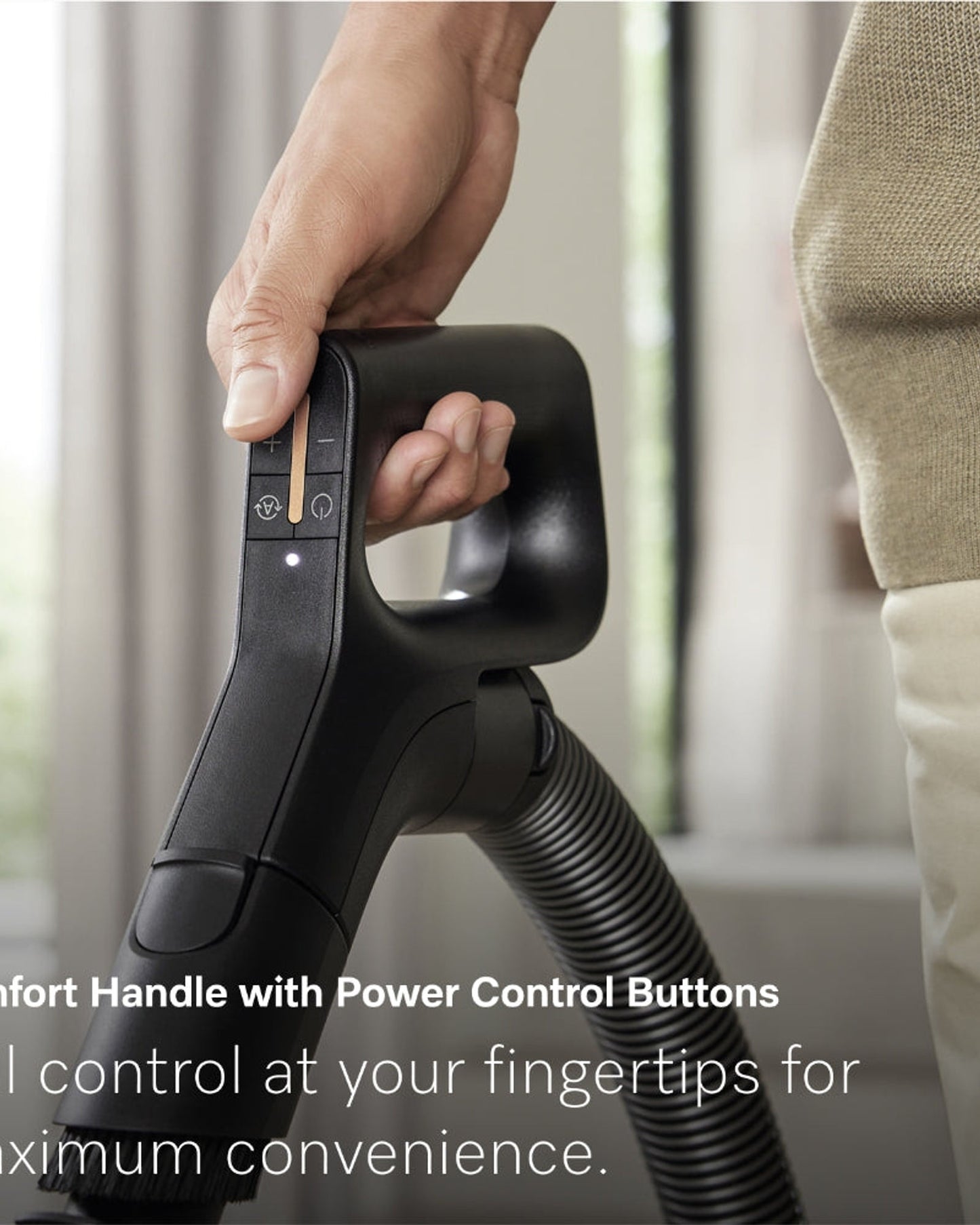 مكنسة كهربائية أسطوانية مزودة بكيس من Miele Guard L1 Comfort XL بمقبض مريح، ورؤوس أرضية AllTeQ وParquet Twister XL، وشاشة LCD، بلون لؤلؤي من التيتانيوم