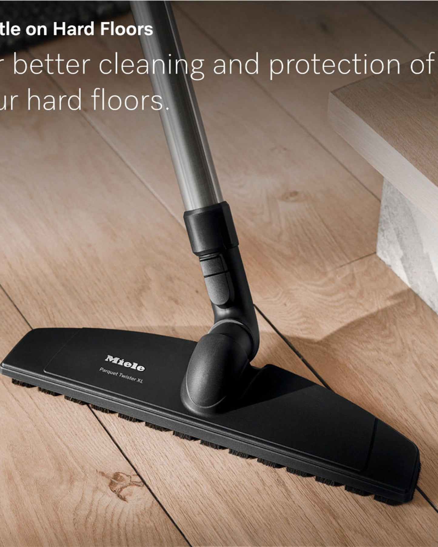 مكنسة كهربائية أسطوانية مزودة بكيس من Miele Guard L1 Comfort XL بمقبض مريح، ورؤوس أرضية AllTeQ وParquet Twister XL، وشاشة LCD، بلون لؤلؤي من التيتانيوم