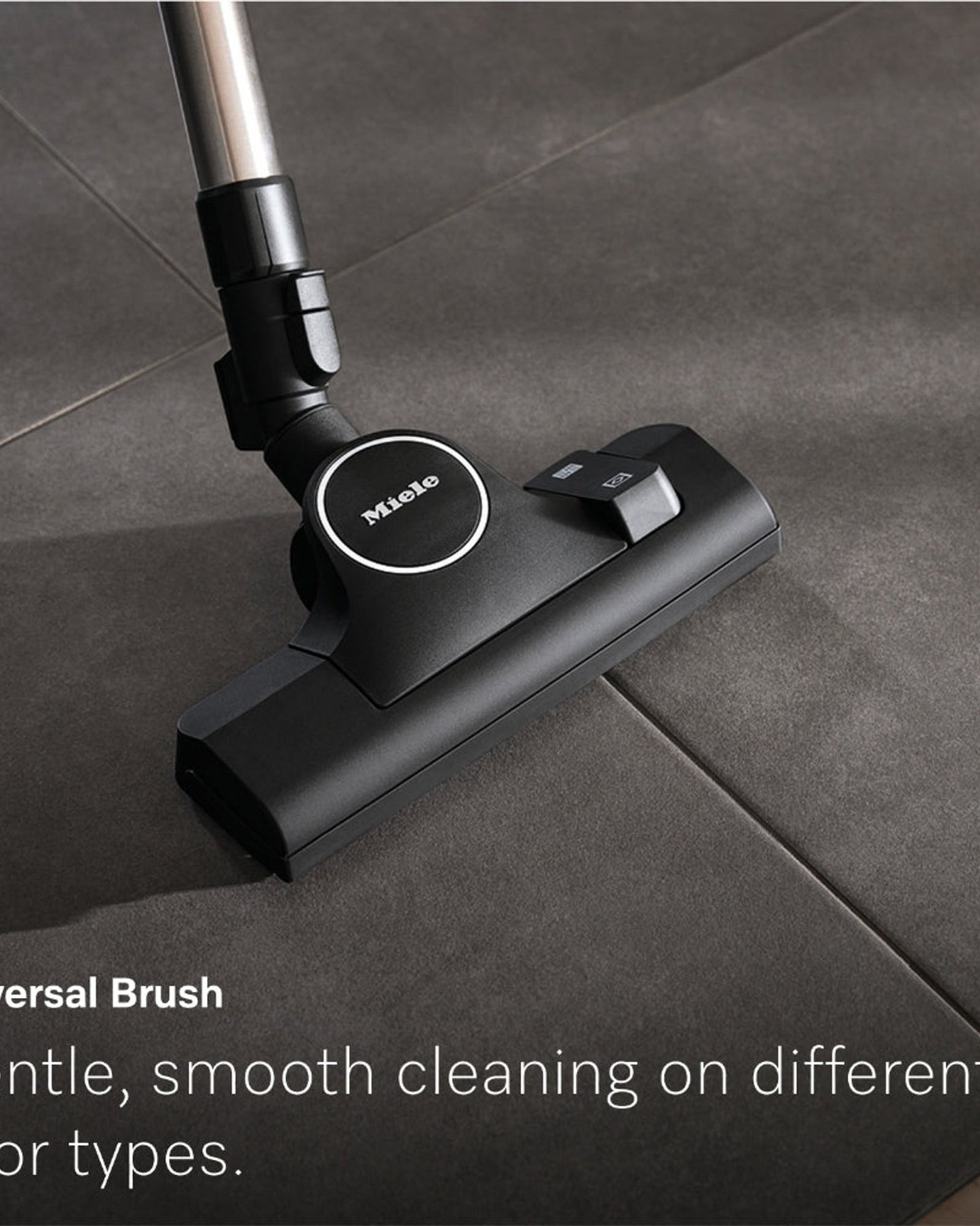 مكنسة كهربائية أسطوانية مزودة بكيس من Miele Guard L1 Comfort XL بمقبض مريح، ورؤوس أرضية AllTeQ وParquet Twister XL، وشاشة LCD، بلون لؤلؤي من التيتانيوم