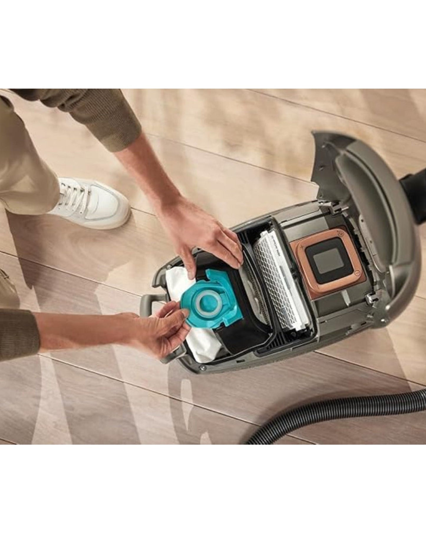 أكياس غبار Miele HyClean Pure TU للمكنسة الكهربائية لجميع طرازات Miele Guard L1 وGuard S1، عبوة XL مكونة من 8 أكياس غبار و2 فلتر عادم AirClean