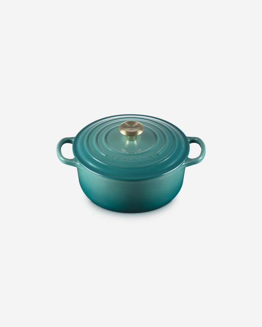 Le Creuset وعاء دائري مميز للطهي/الفرن سعة 2.4 لتر 20 سم باللون الأزرق الفاتح (ريفيرا) مع مقبض ذهبي