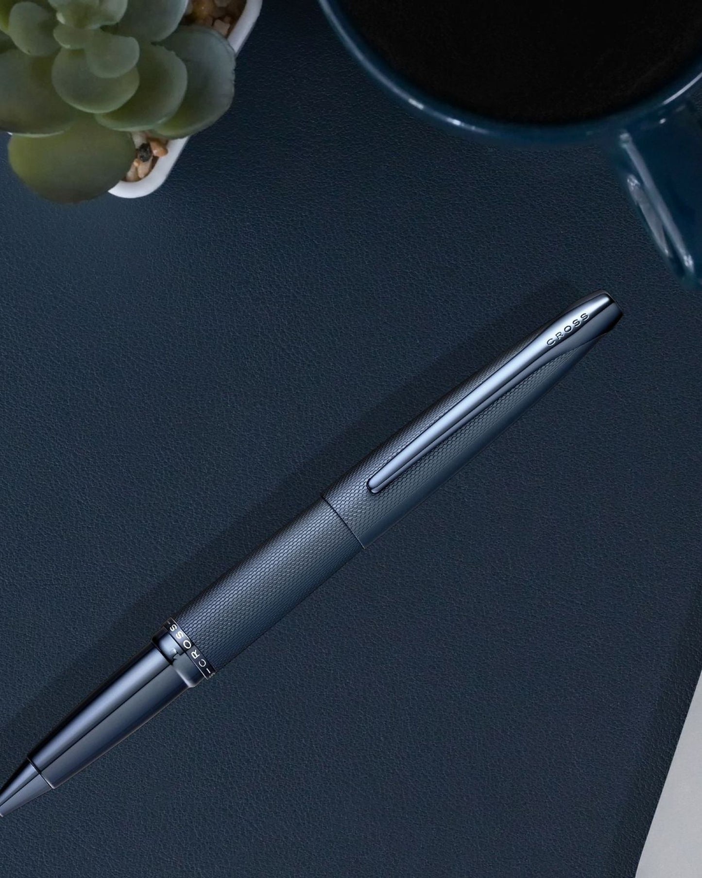 قلم حبر جاف Cross Atx® أزرق داكن منقوش بنقشة ماسية مع قلم حبر جاف مصقول من Appointments Selectip® أزرق داكن من Pvd - 885-45