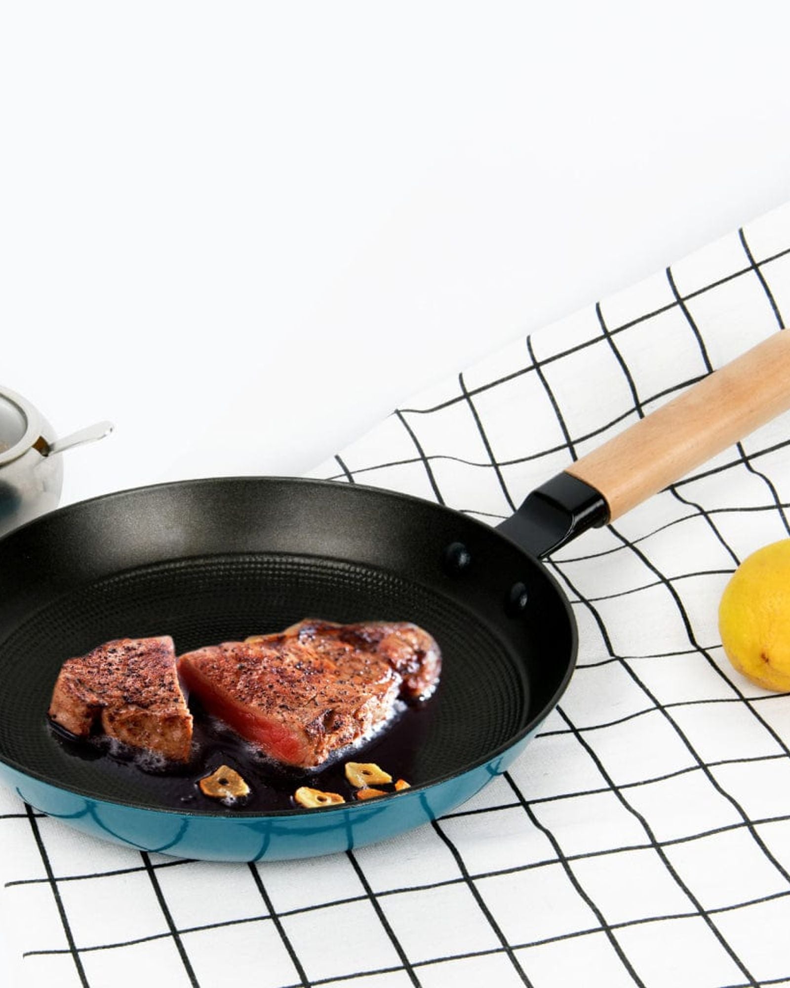 مقلاة فيسمان سيجرين سيريز ٢٨×٥٫٥ سم، مصنوعة من حديد الزهر خفيف الوزن ومطلية بالمينا