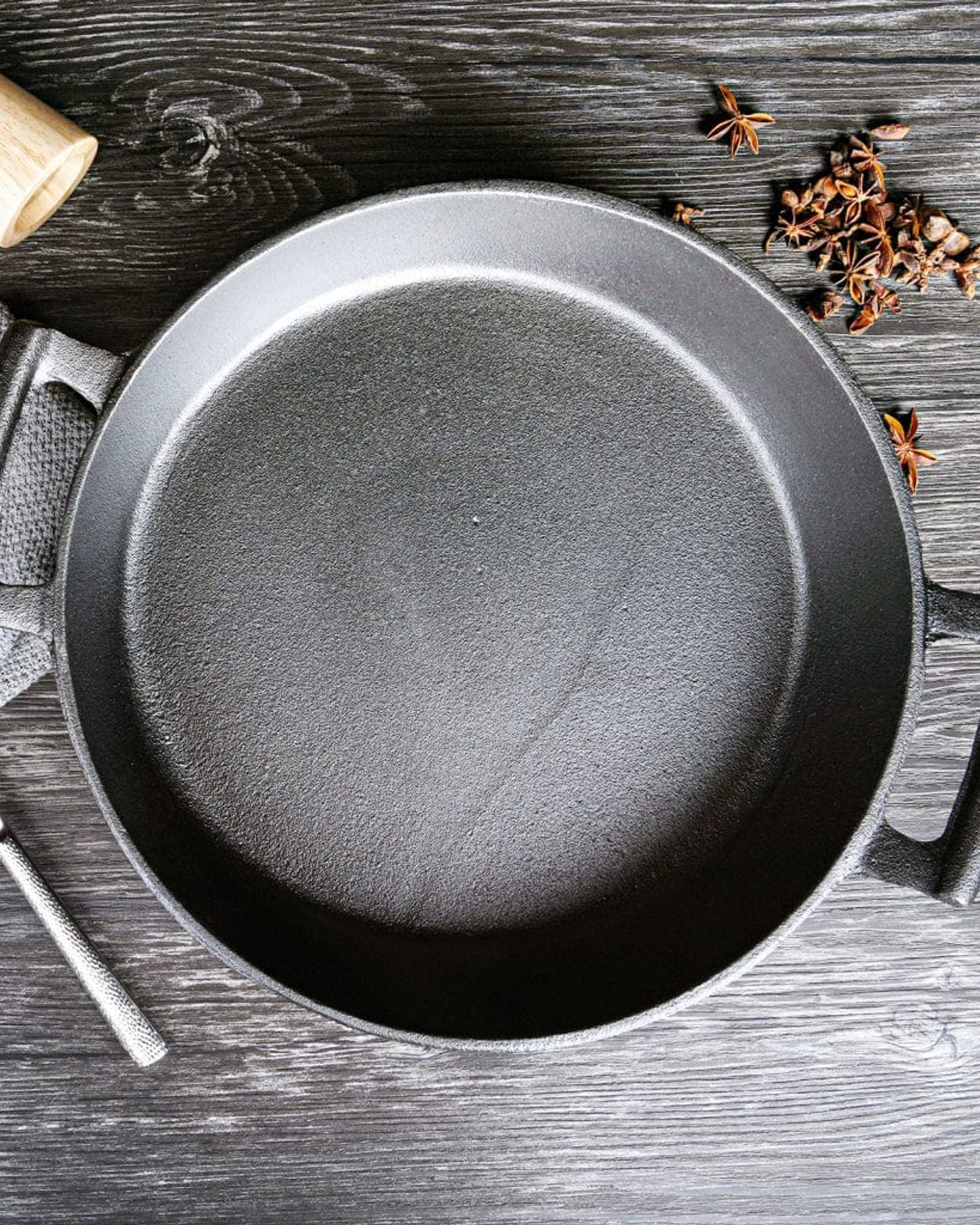 طاجن فيسمان الضحل المصنوع من الحديد الزهر باللون الأسود مقاس 30 سم