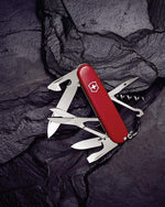 ساعة فيكتورينوكس سويس آرمي كلايمبر 91 مم حمراء مزودة بـ 14 وظيفة - 1.3703/B1