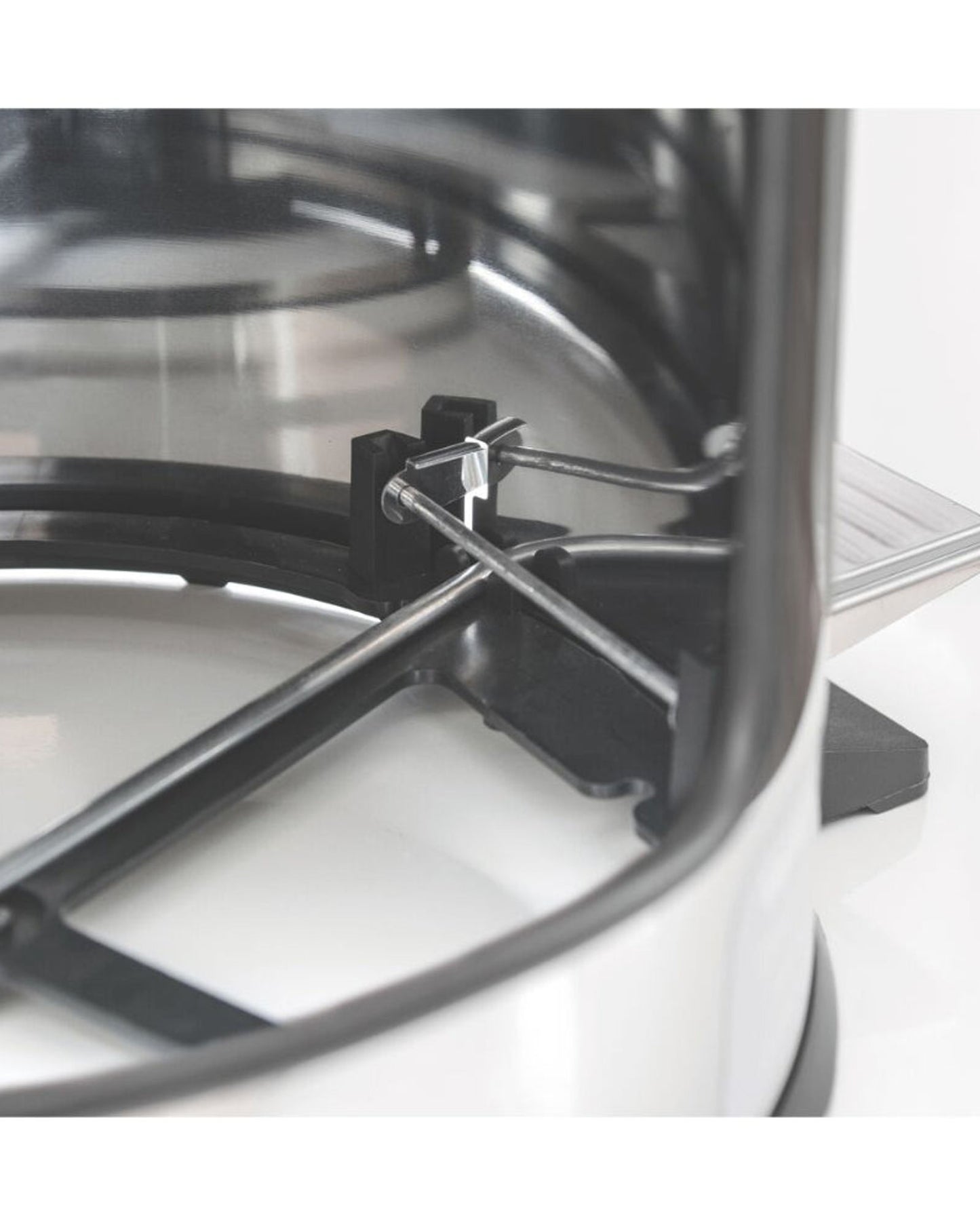 سلة مهملات ترامونتينا البرازيلية المصنوعة من الفولاذ المقاوم للصدأ سعة 20 لترًا، مزودة بدواسة وسطح مصقول ودلو داخلي.