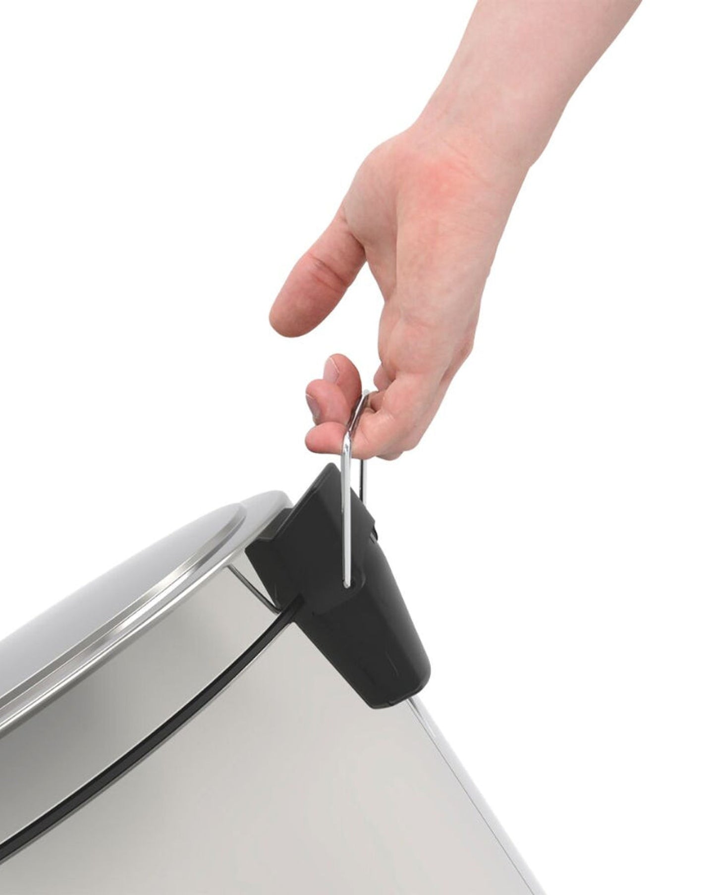 سلة مهملات ترامونتينا البرازيلية المصنوعة من الفولاذ المقاوم للصدأ سعة 20 لترًا، مزودة بدواسة وسطح مصقول ودلو داخلي.