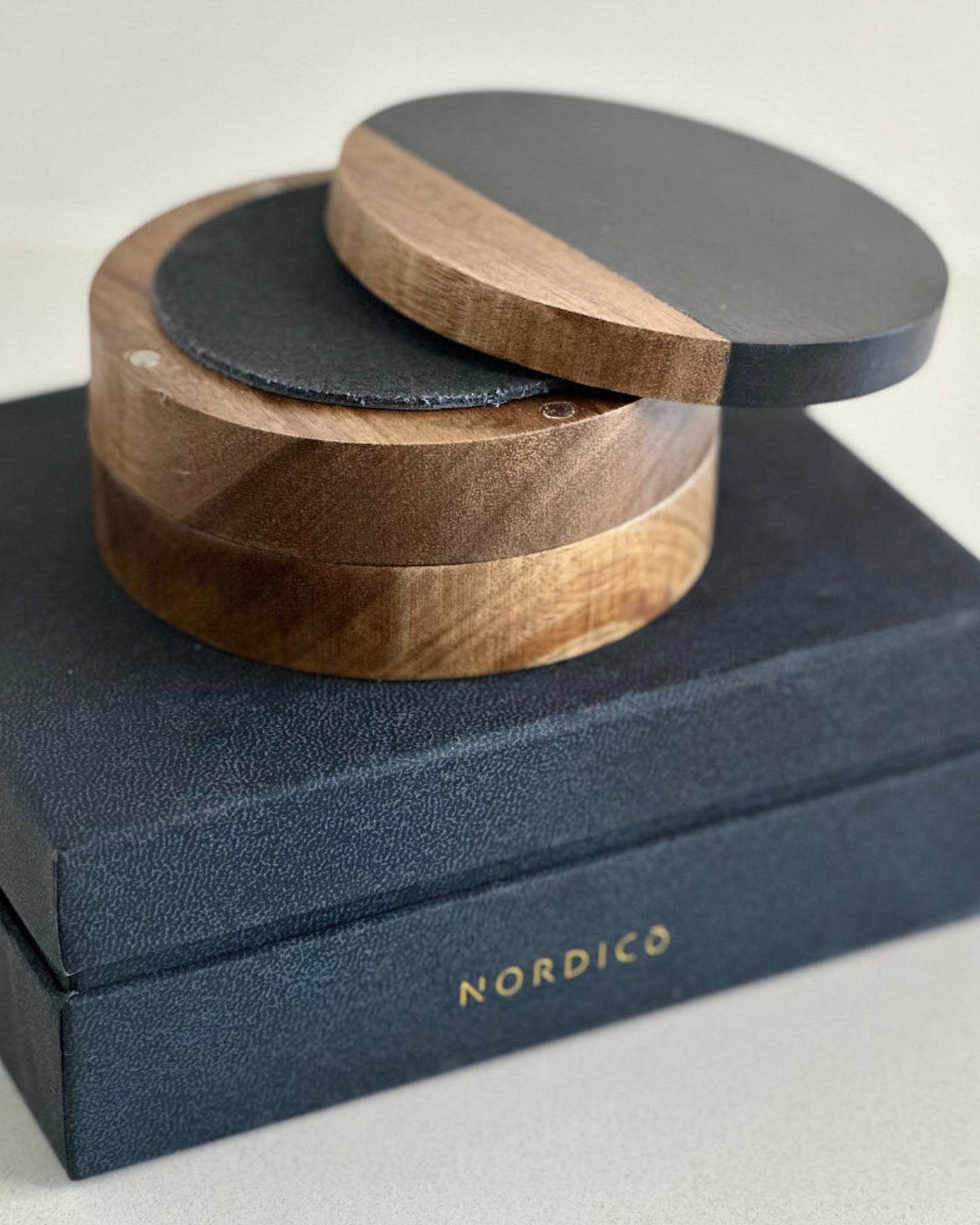 مبراة سكاكين نورديكو وشمع أخضر