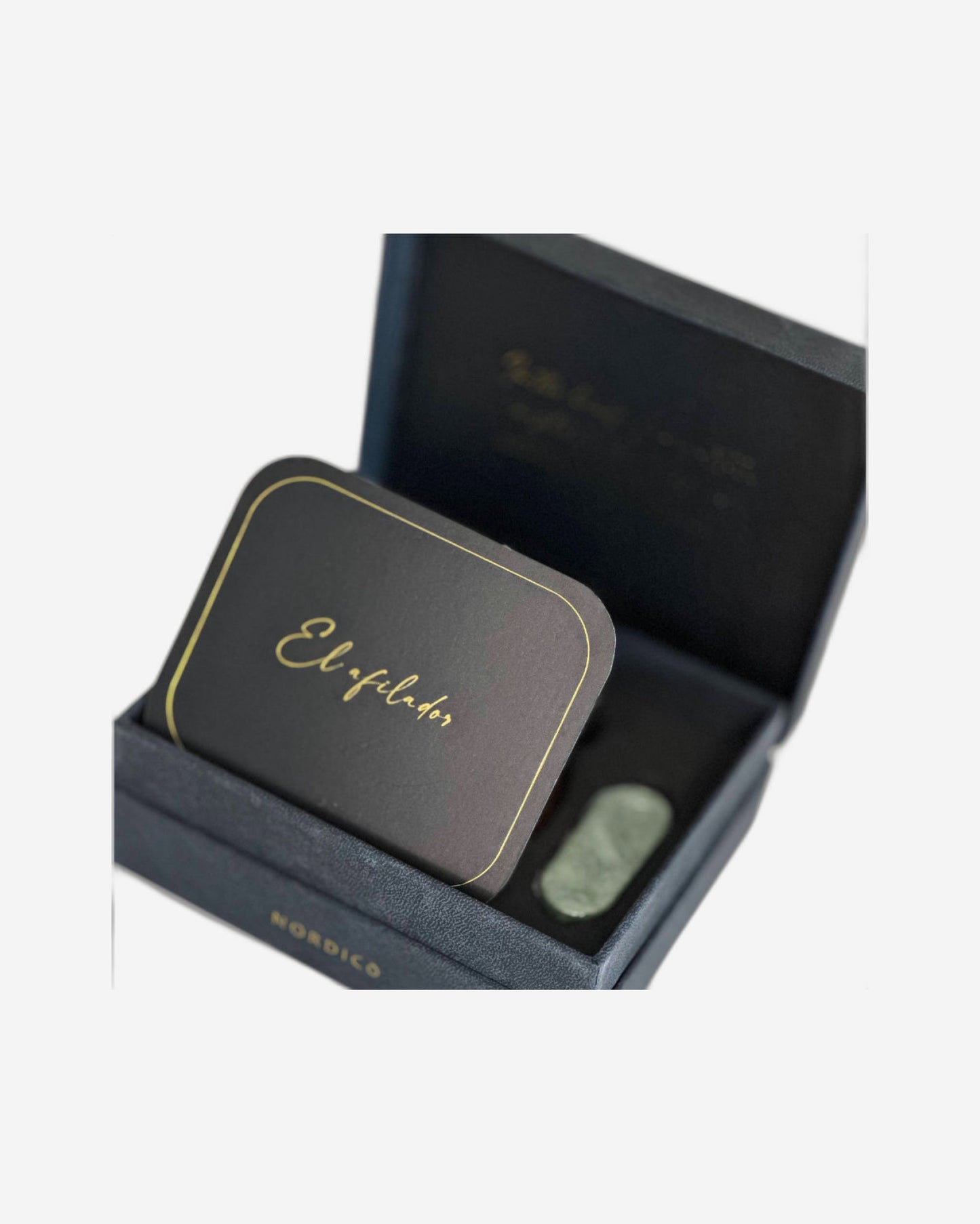 مبراة سكاكين نورديكو وشمع أخضر